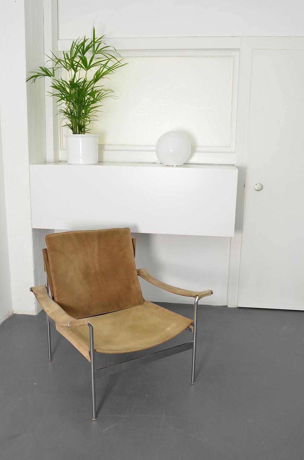 This Suede sling lounge chair or armchair model D99 was designed by Hans Könecke / Koenecke for Tecta in 1965. Beige / light brown