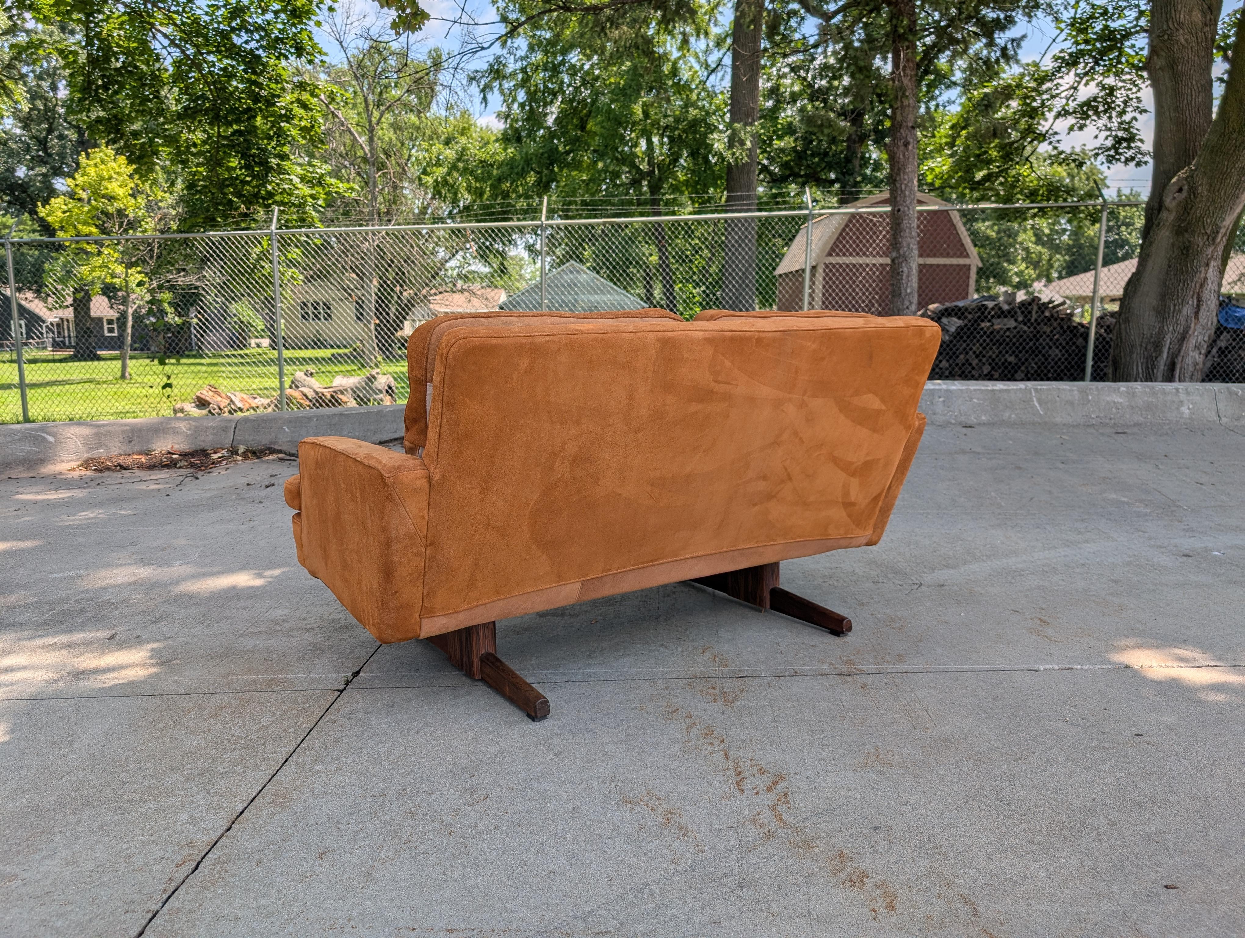 Wildledersofa von Fredrik Kayser für Vatne Mobler, Norwegen im Angebot 5