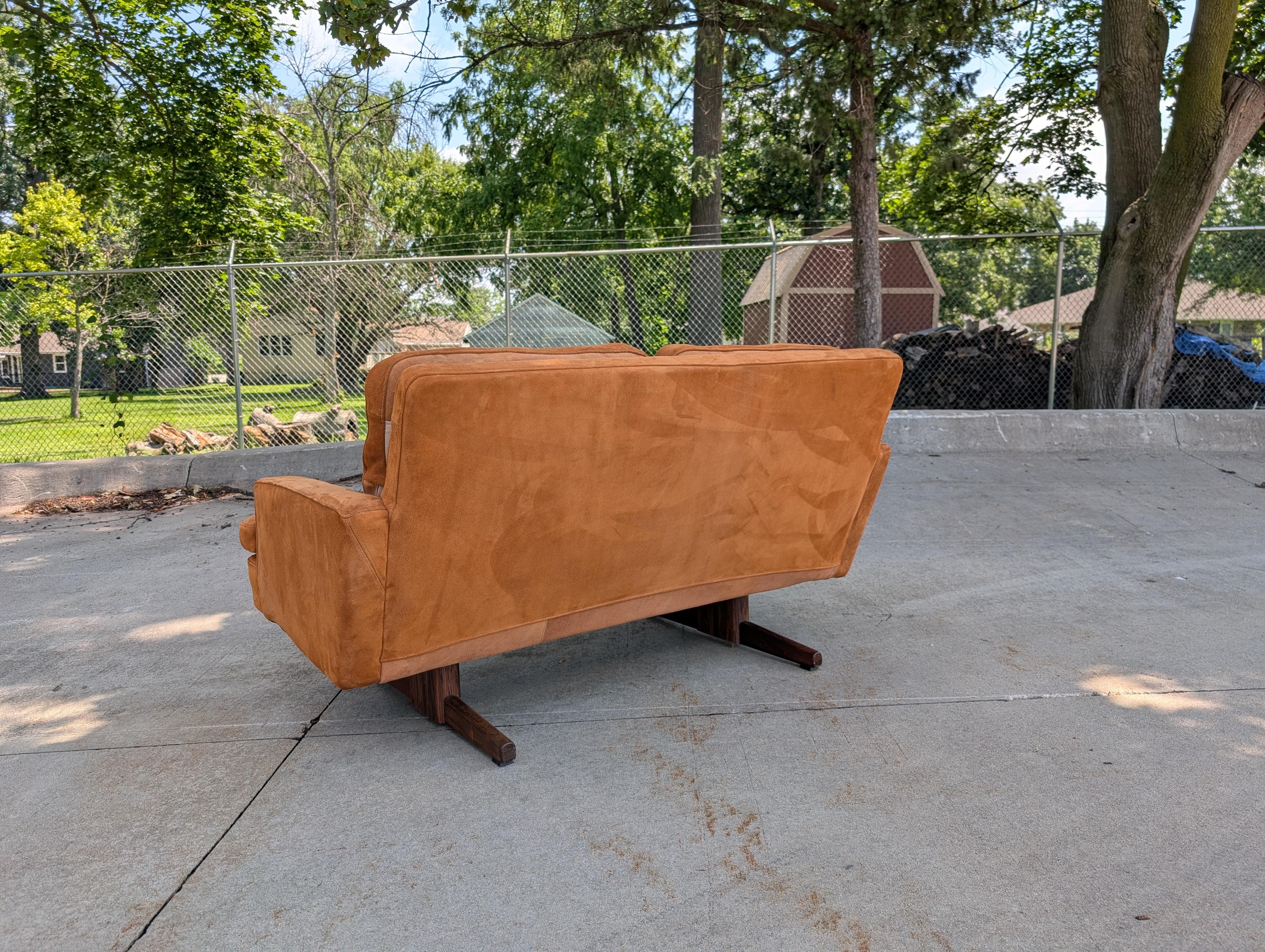 Wildledersofa von Fredrik Kayser für Vatne Mobler, Norwegen im Angebot 6