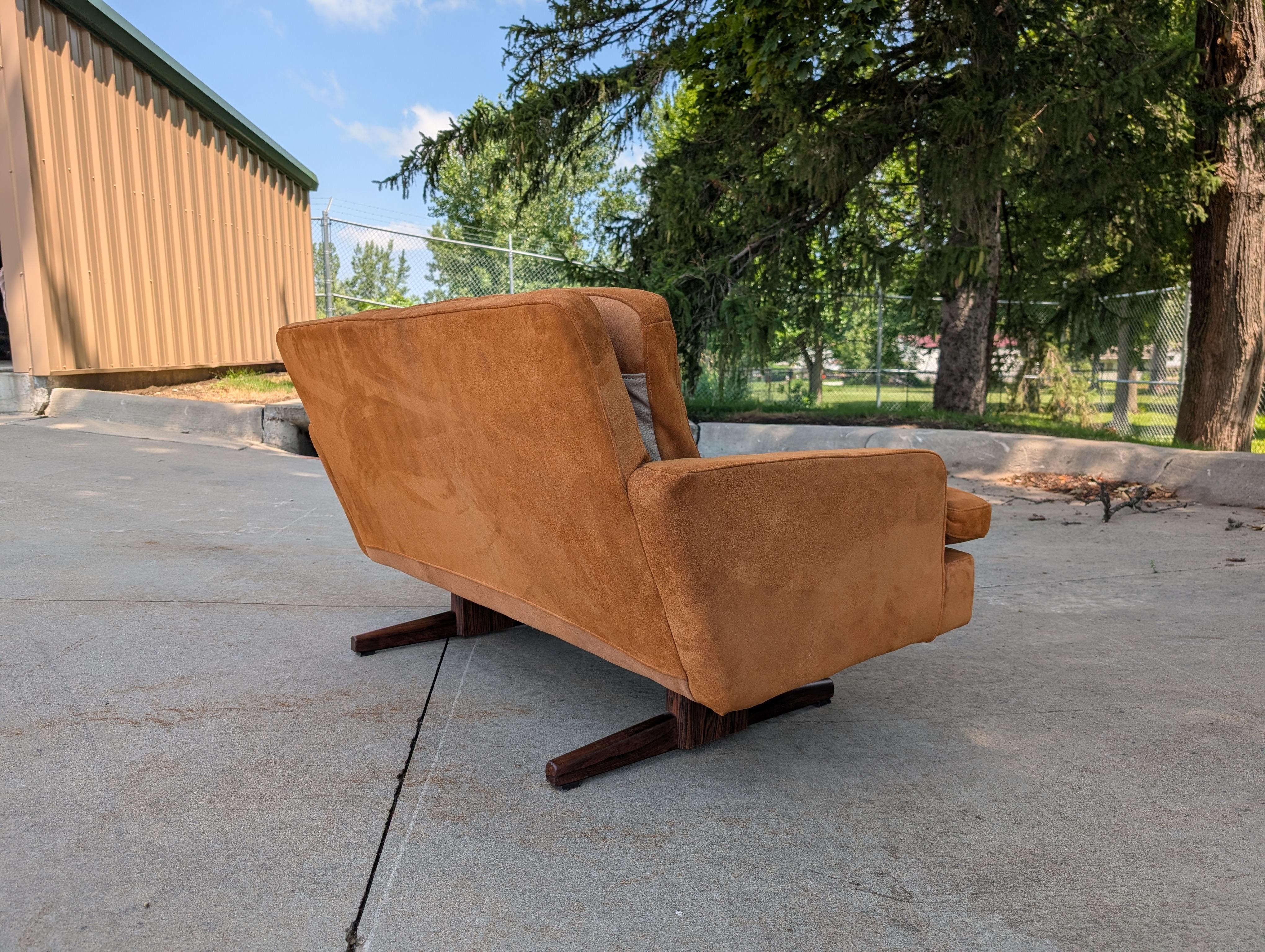 Wildledersofa von Fredrik Kayser für Vatne Mobler, Norwegen im Angebot 7