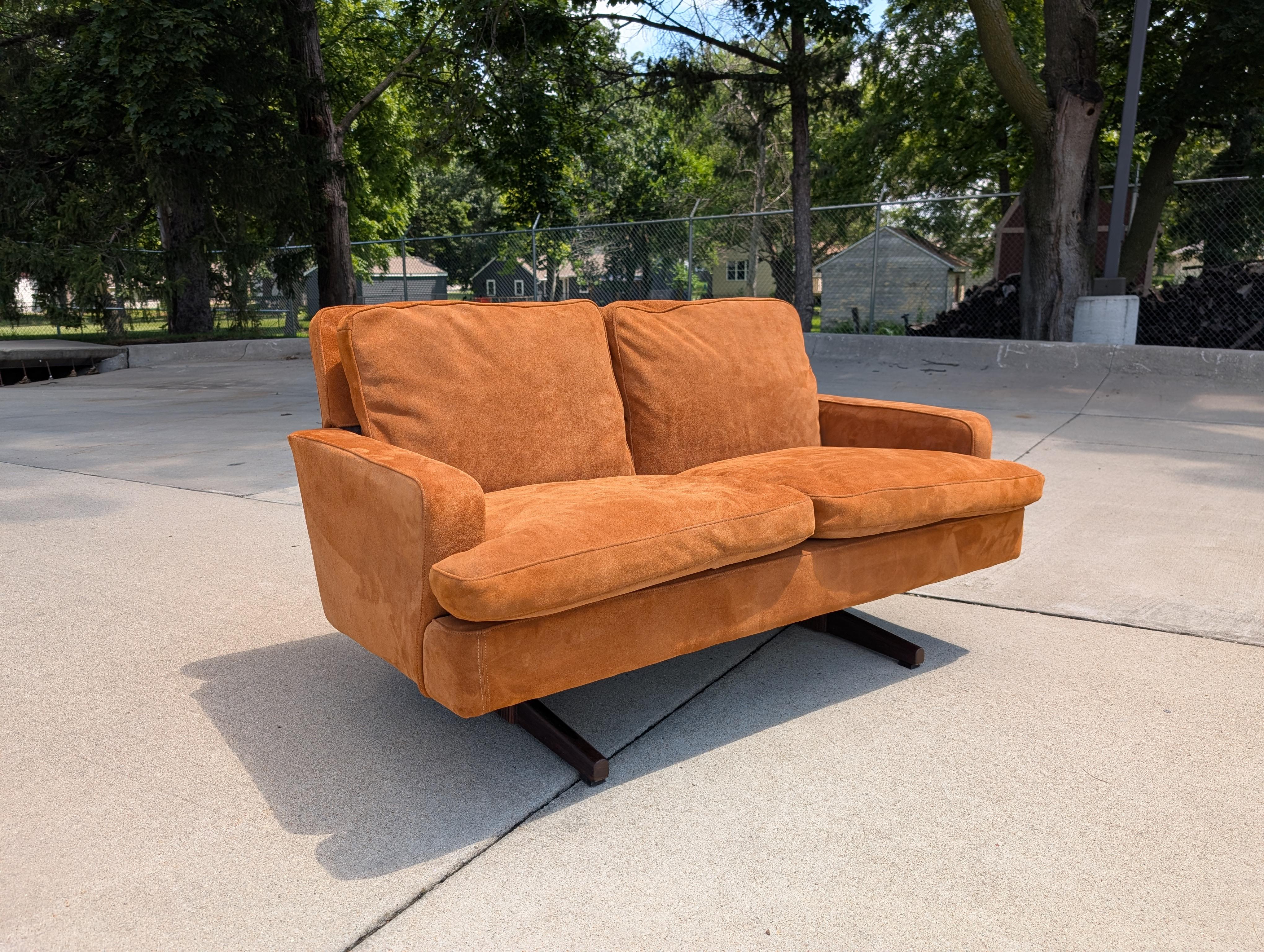 Wildledersofa von Fredrik Kayser für Vatne Mobler, Norwegen im Angebot 10