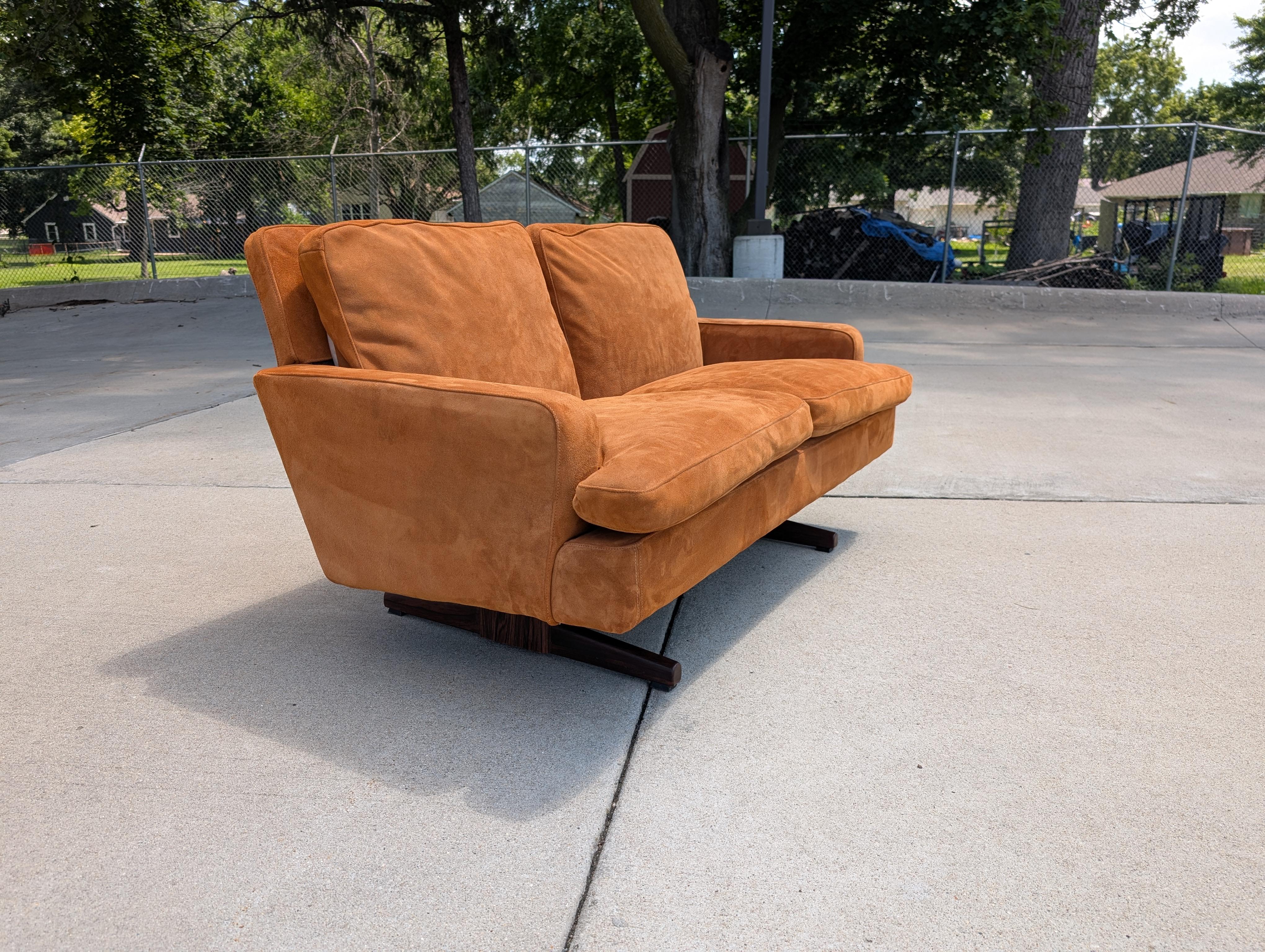 Wildledersofa von Fredrik Kayser für Vatne Mobler, Norwegen im Angebot 11