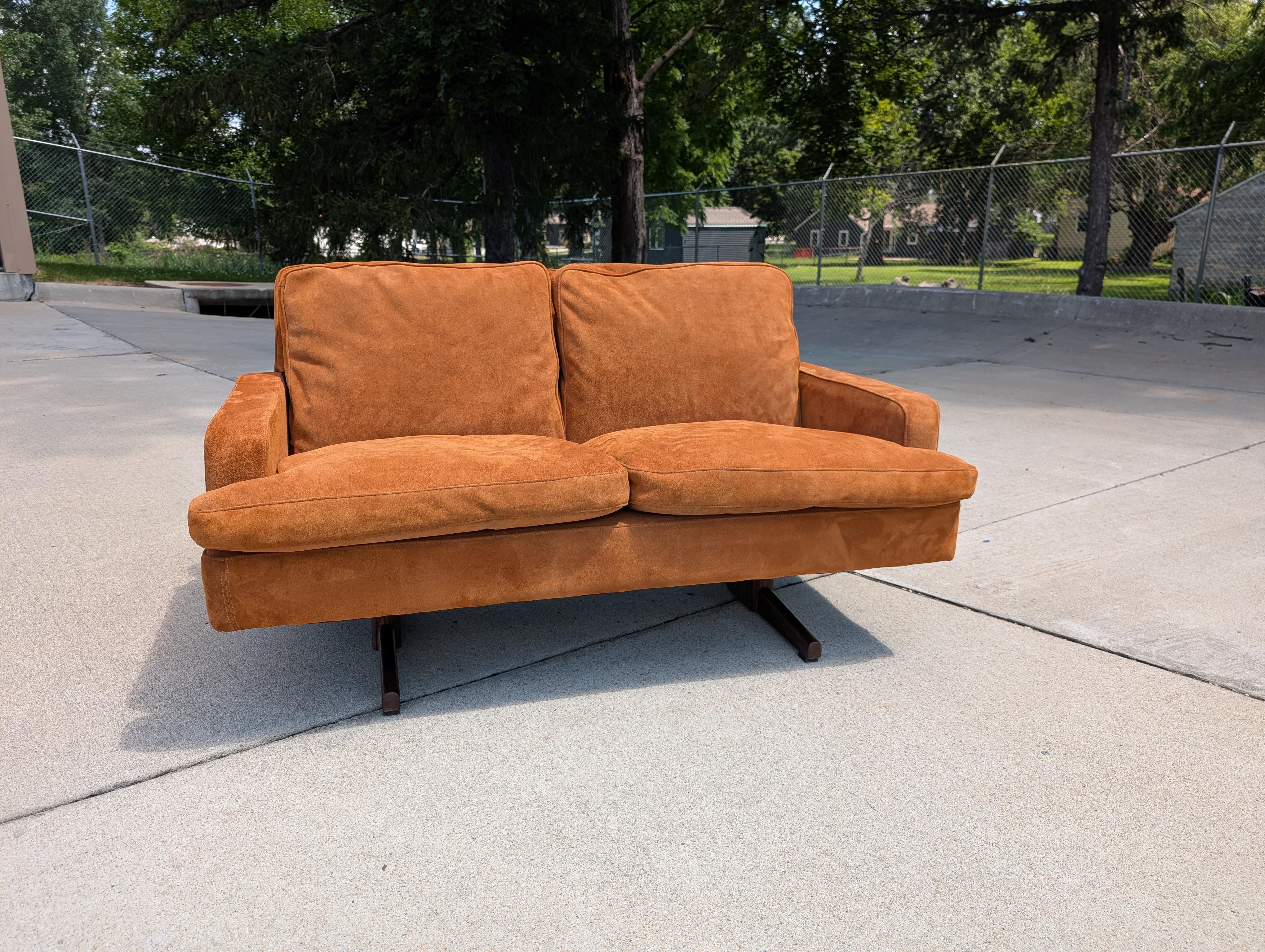 Wildledersofa von Fredrik Kayser für Vatne Mobler, Norwegen im Angebot 12