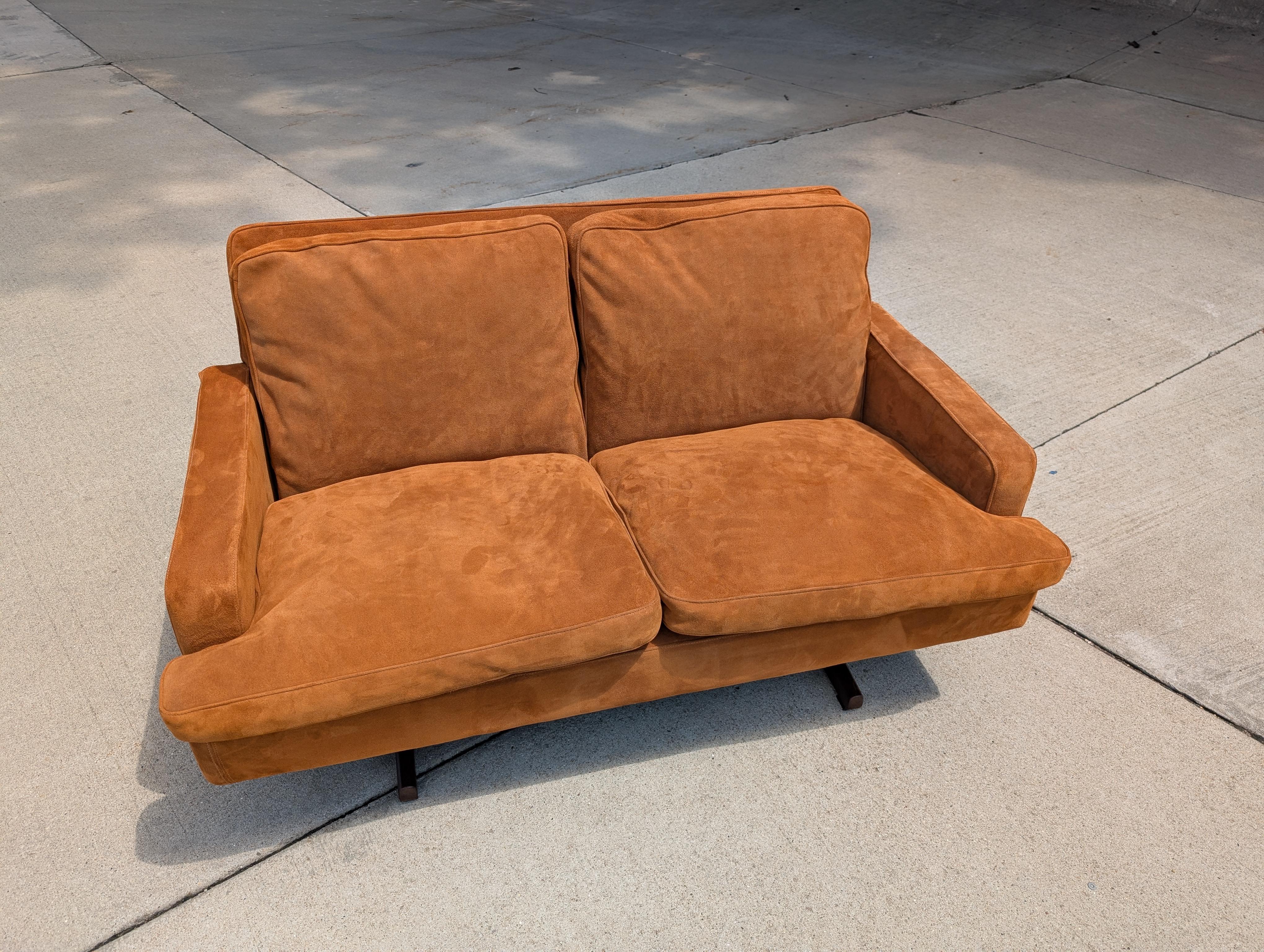 Wildledersofa von Fredrik Kayser für Vatne Mobler, Norwegen im Angebot 13