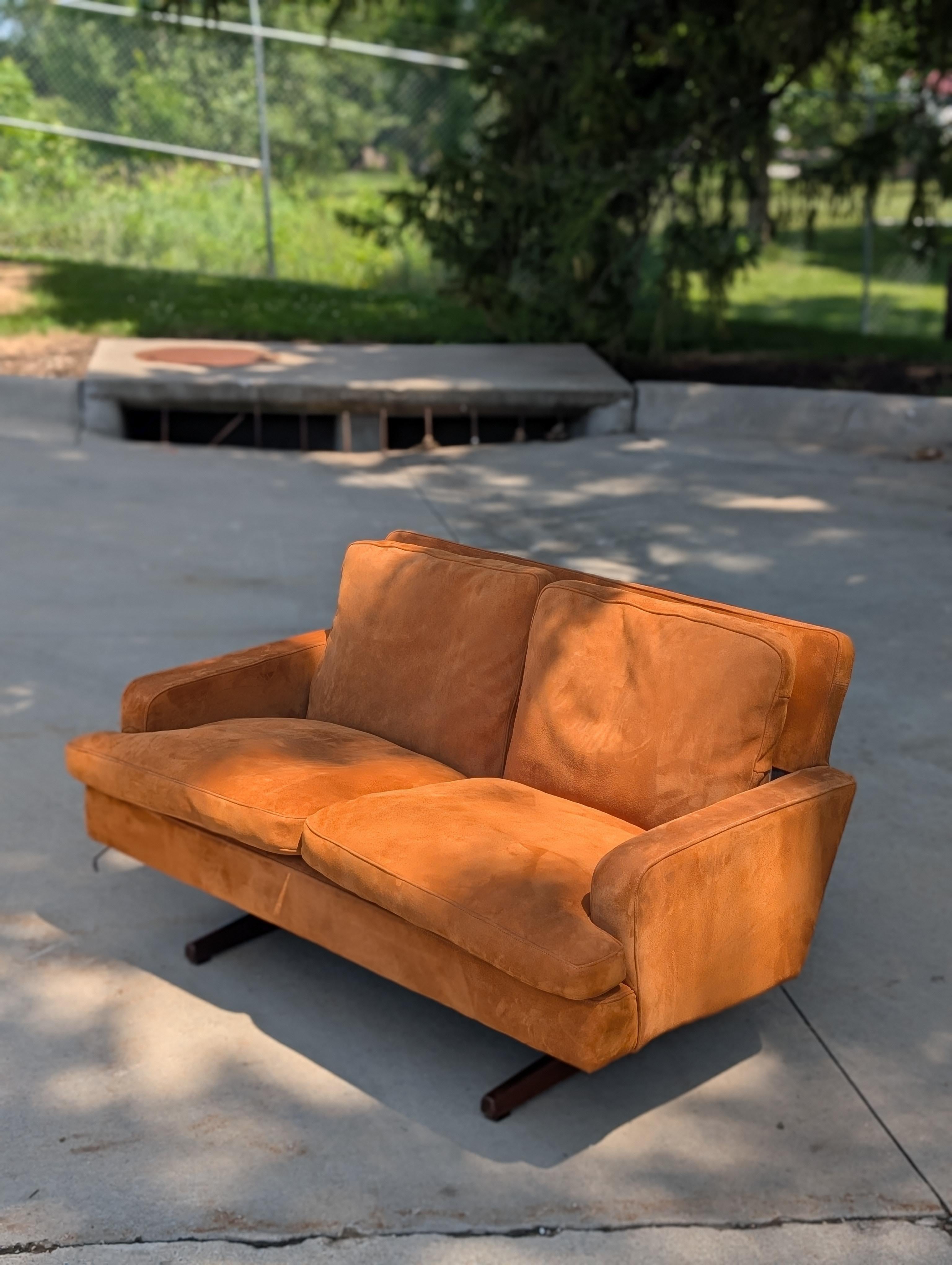 Zweisitzer-Sofa aus Wildleder von Fredrik Kayser für Vatne Møbler.

Dieses Zweisitzer-Sofa, entworfen von Fredrik Kayser für Vatne Møbler, ist ein Beispiel für norwegisches Mid-Century Modern Design.

Neu gepolstert in braunem Wildleder mit