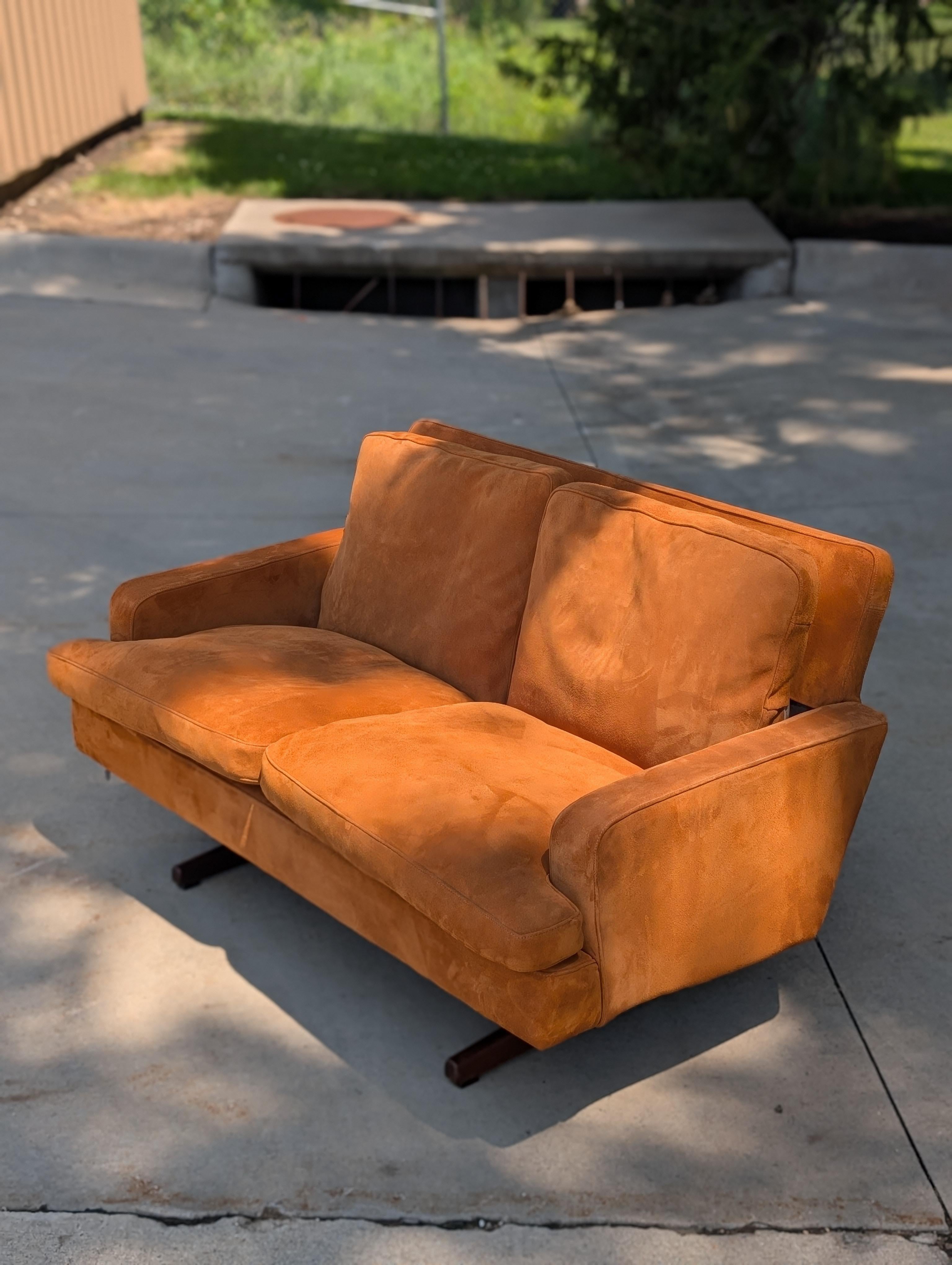 Wildledersofa von Fredrik Kayser für Vatne Mobler, Norwegen im Angebot 14
