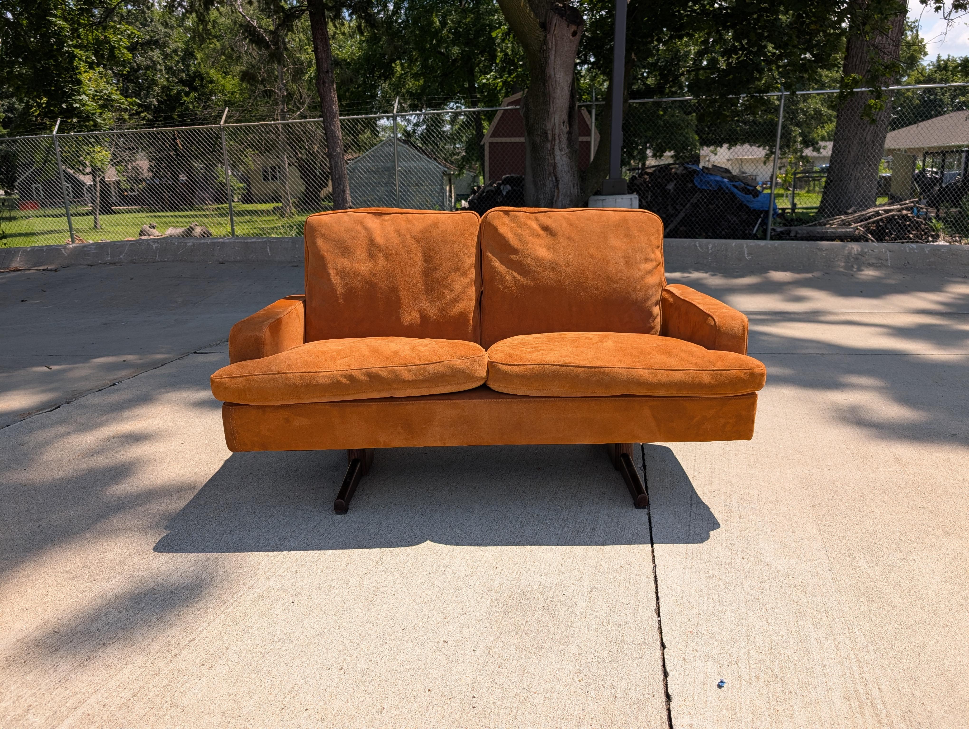 Wildledersofa von Fredrik Kayser für Vatne Mobler, Norwegen (Moderne der Mitte des Jahrhunderts) im Angebot