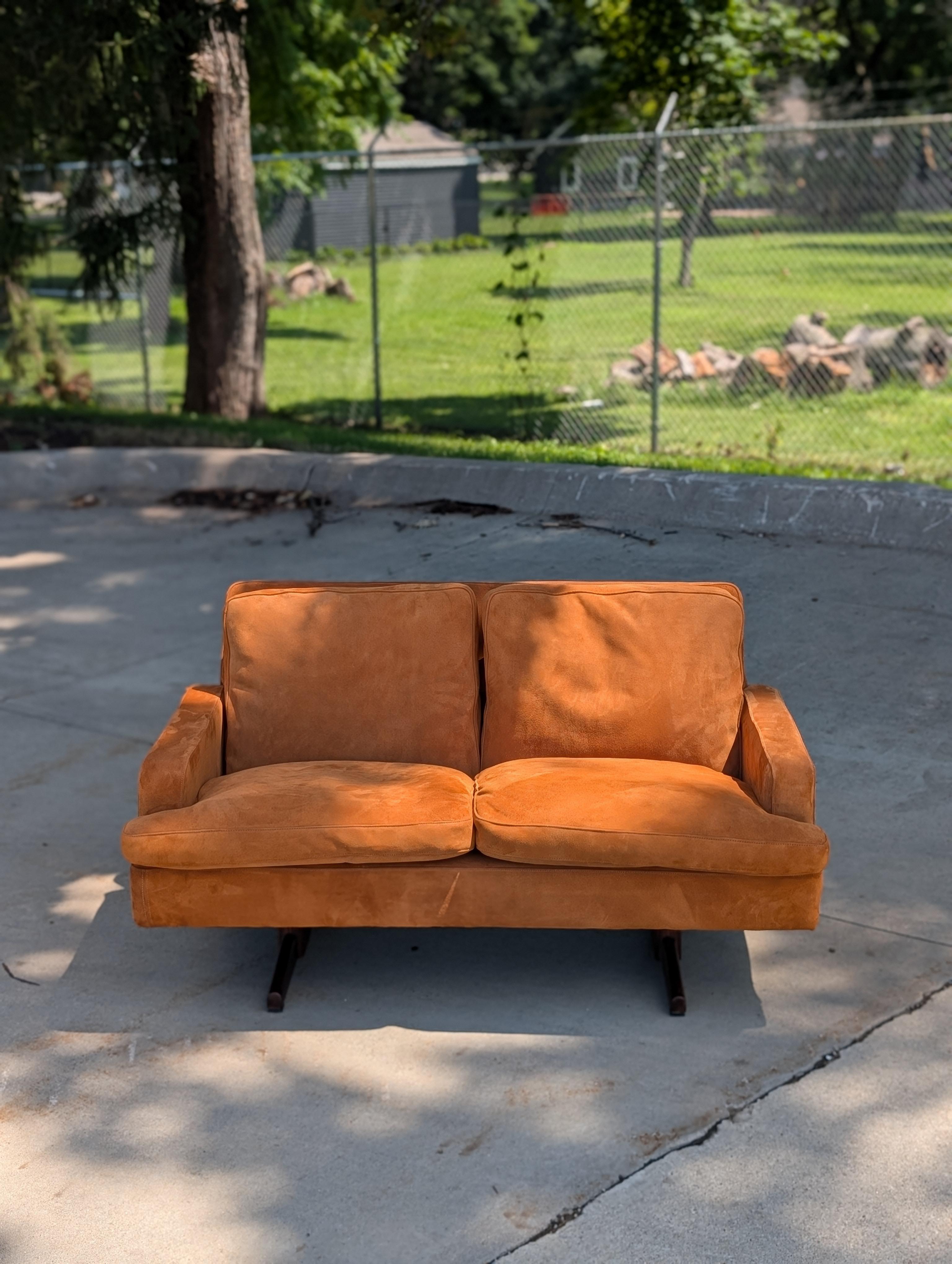 Wildledersofa von Fredrik Kayser für Vatne Mobler, Norwegen (Norwegisch) im Angebot