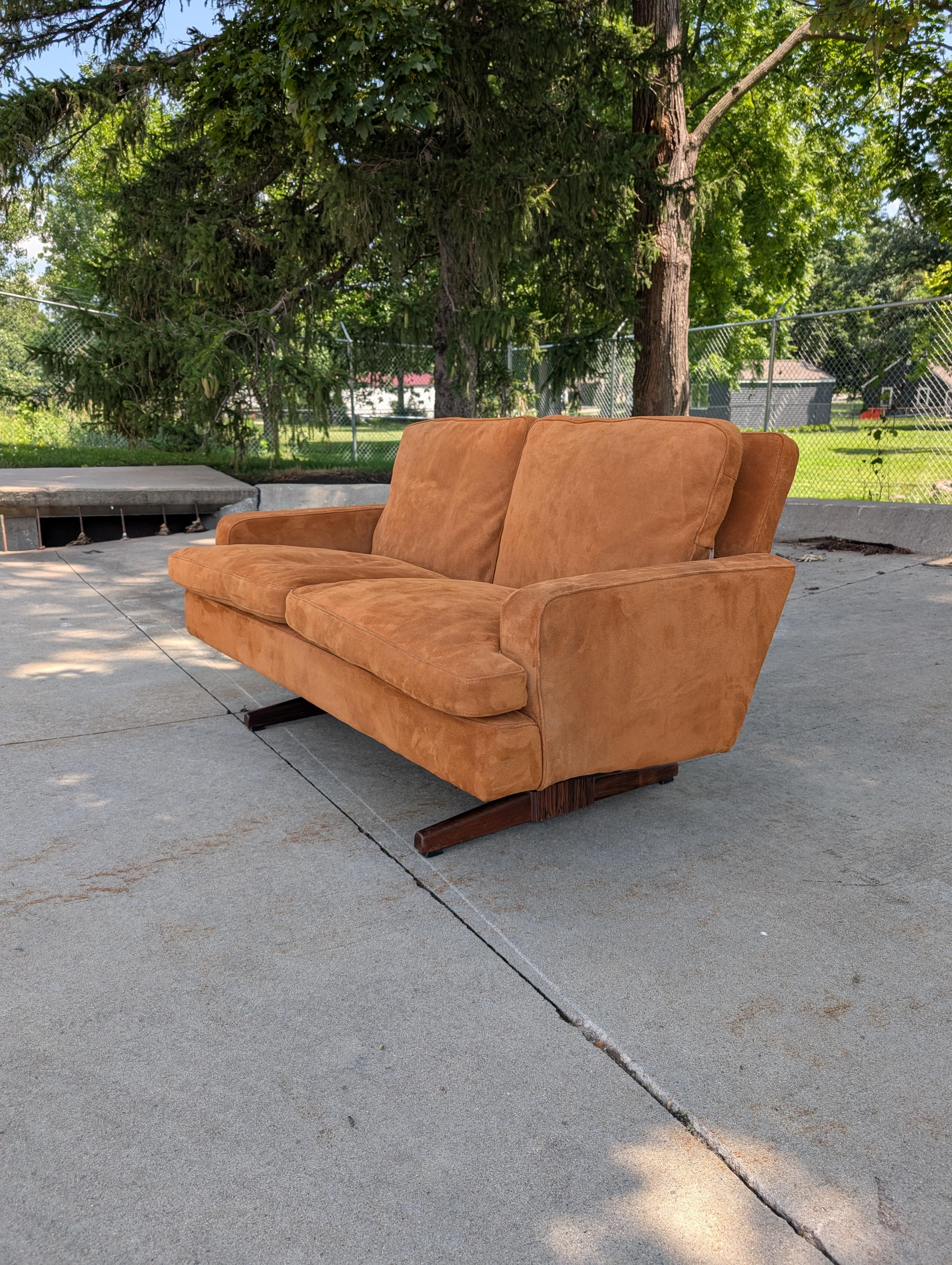Wildledersofa von Fredrik Kayser für Vatne Mobler, Norwegen im Zustand „Gut“ im Angebot in Cedar Falls, IA