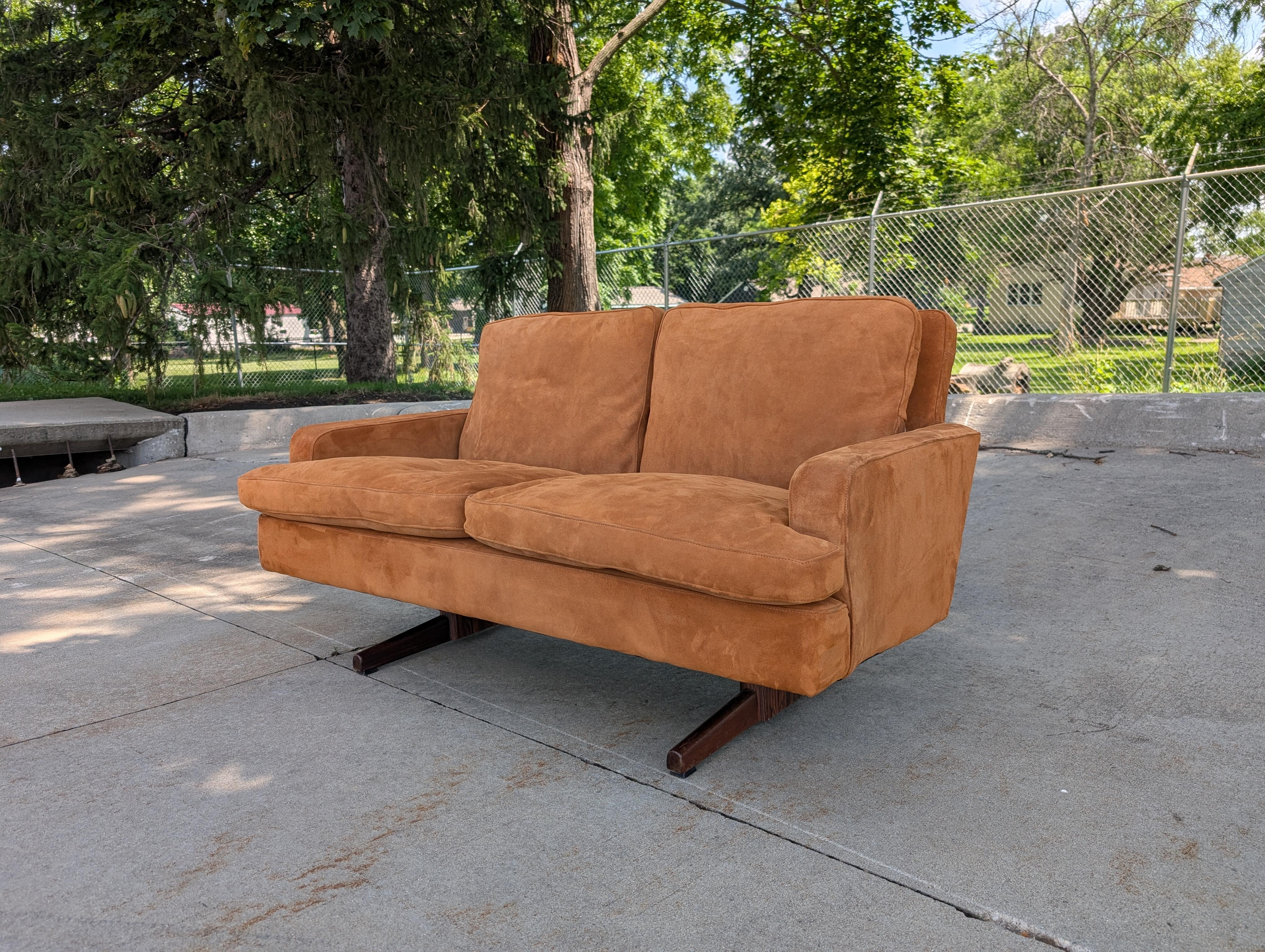 Wildledersofa von Fredrik Kayser für Vatne Mobler, Norwegen (Mitte des 20. Jahrhunderts) im Angebot