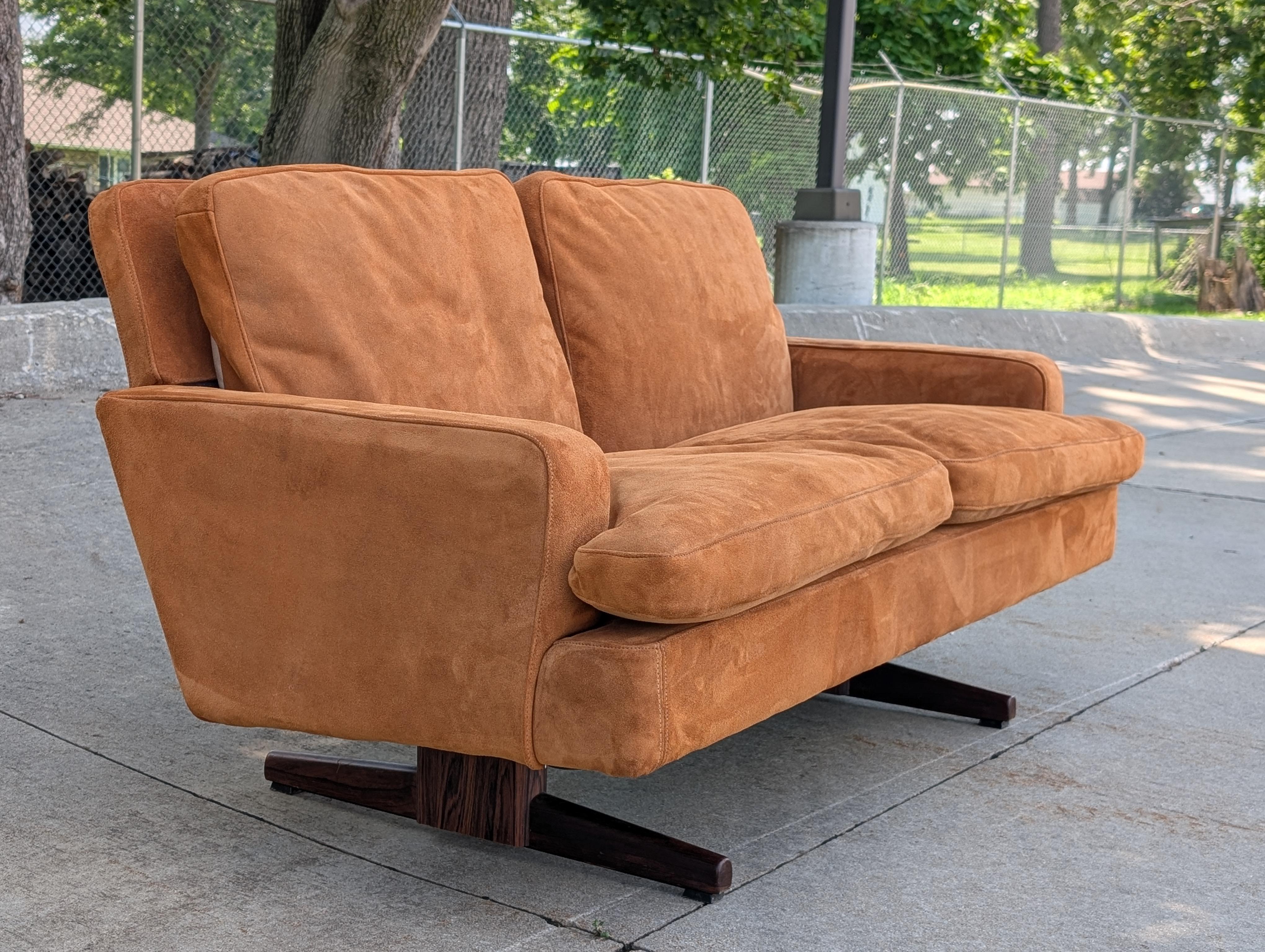 Wildledersofa von Fredrik Kayser für Vatne Mobler, Norwegen im Angebot 1