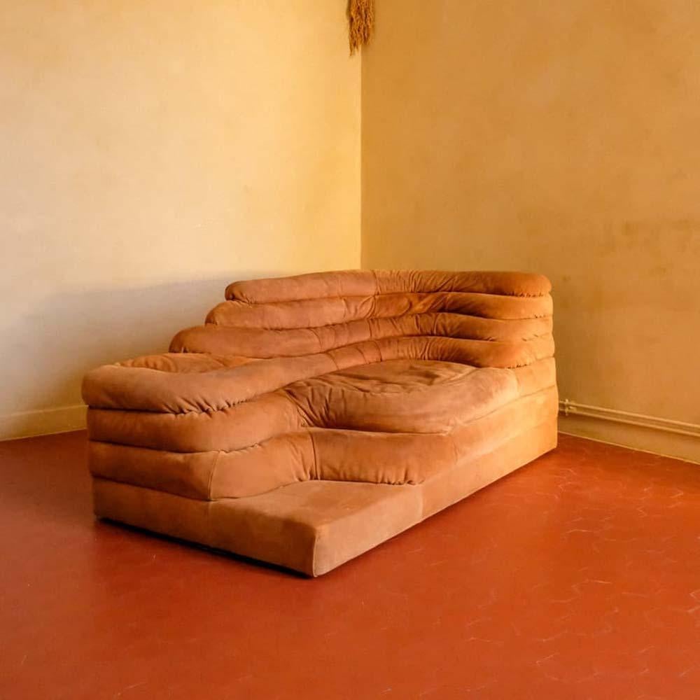 Terrazza DS-1025 sofa in original brown suede designed by Ubald Klug (1932-) for the Swiss manufacturer De Sede, 1973. Ubald Klug designed the Terrazza DS-25 (now known as DS-1025) as a real living landscape. Depending on how the individual modules