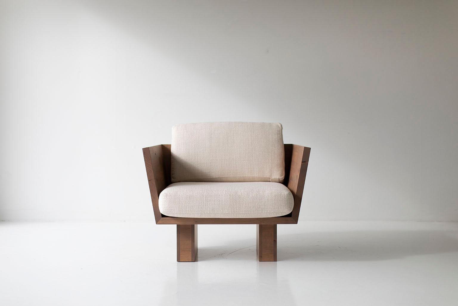 Cette chaise longue Suelo Modern est magnifiquement construite en bois massif dans l'Ohio, aux États-Unis. Cette silhouette est simple, moderne et élégante, avec des coussins de siège et de dossier confortables. C'est la chaise parfaite pour tout