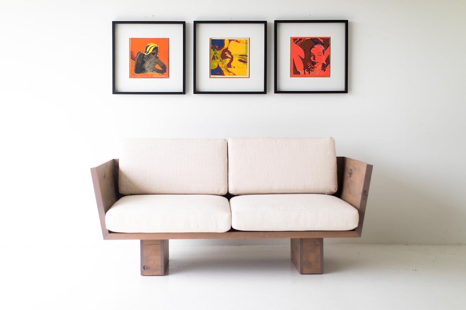 Dieser Suelo Modern Loveseat wurde in Ohio, USA, aus Massivholz gefertigt. Die Silhouette des Sofas ist einfach, modern und schlank, mit bequemen Rücken- und Sitzkissen. Dies ist der perfekte Liegesessel für jeden Raum, ob drinnen oder draußen. Die