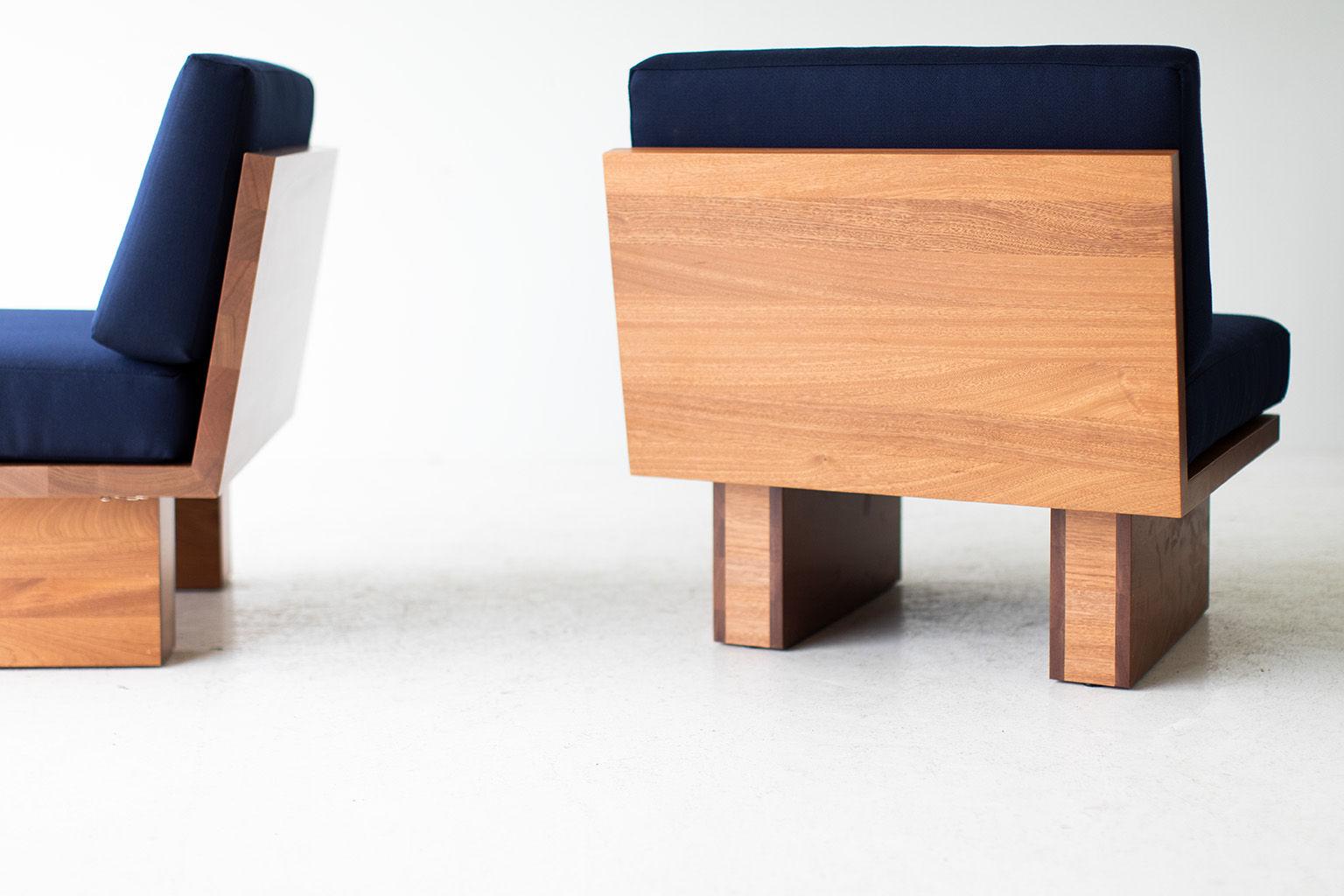 Dieser moderne Suelo-Stuhl für den Außenbereich wird in Ohio, USA, aus Massivholz gefertigt. Diese Silhouette ist einfach, modern und schlank mit bequemen Rücken- und Sitzkissen. Der Holzrahmen ist für den Einsatz im Freien geeignet und mit einer