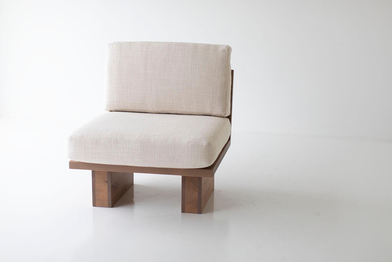 Dieser moderne Beistellstuhl von Suelo wurde in Ohio, USA, aus Massivholz gefertigt. Die Silhouette des Loungesessels ist einfach, modern und schlank, mit bequemen Rücken- und Sitzkissen. Dies ist der perfekte Stuhl für jeden Raum, ob drinnen oder