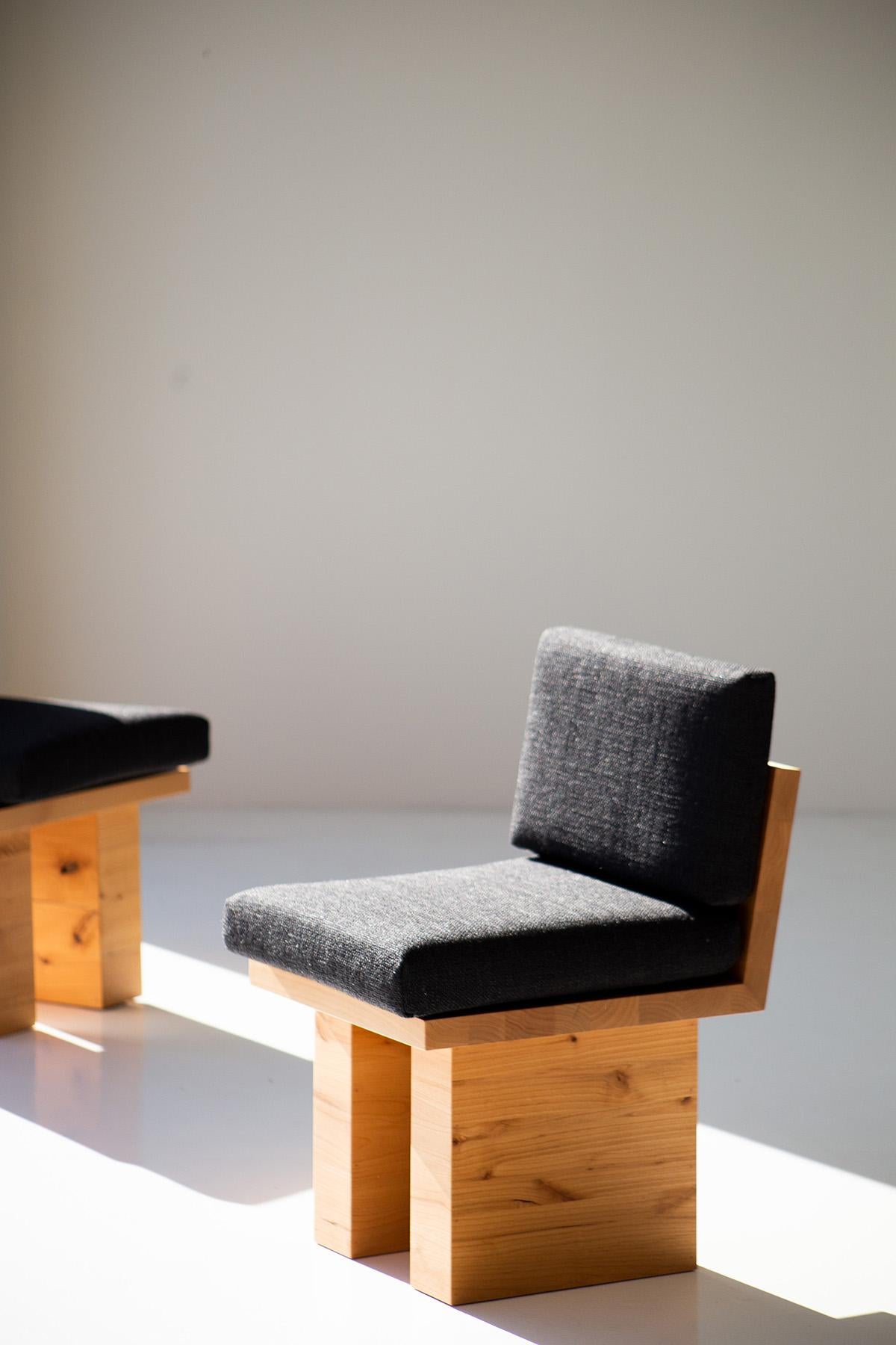 Cette chaise de salle à manger moderne en bois Suelo est magnifiquement construite en bois massif dans l'Ohio, aux États-Unis. La silhouette de la chaise est simple, moderne et élégante, avec des coussins de siège et de dossier confortables. C'est