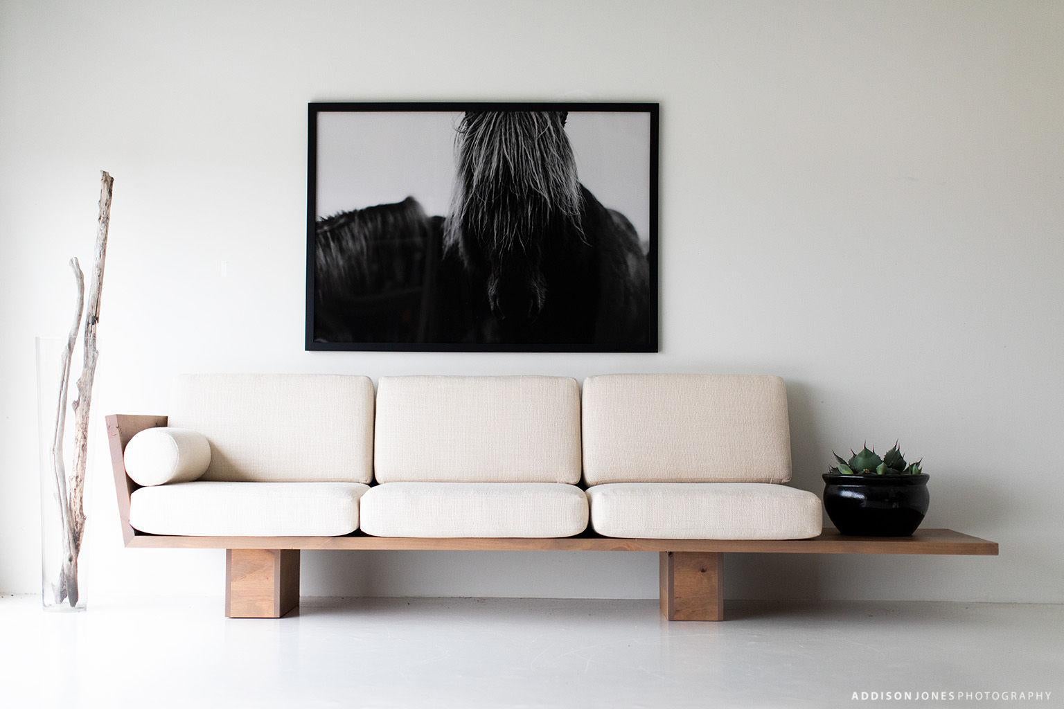 Ce canapé moderne en bois Suelo est magnifiquement construit en bois massif dans l'Ohio, aux États-Unis. La silhouette du canapé est simple, moderne et élégante, avec des coussins de siège et de dossier confortables. C'est le canapé parfait pour