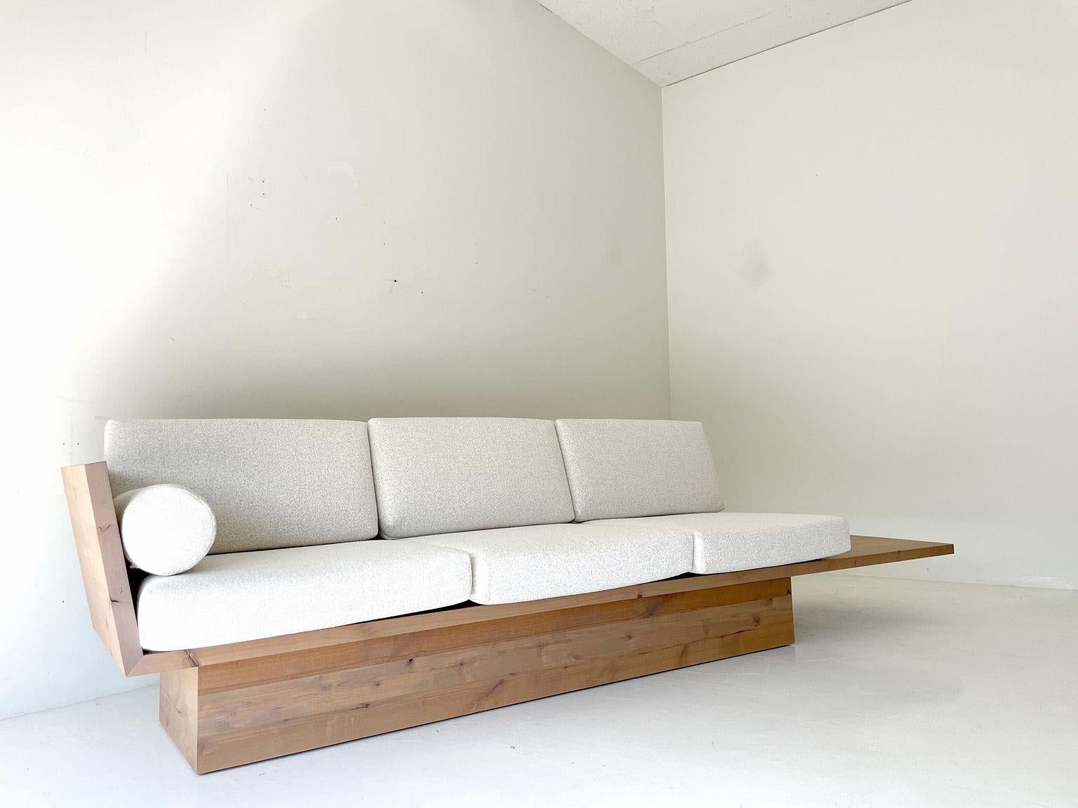 Canapé en bois moderne Suelo avec base en socle en vente 1