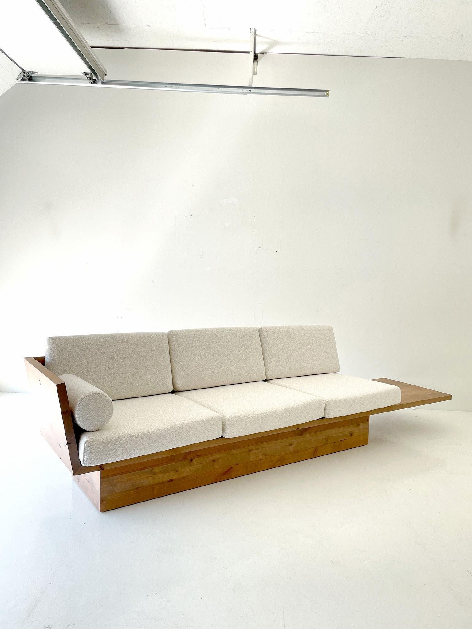 Canapé en bois moderne Suelo avec base en socle en vente 1