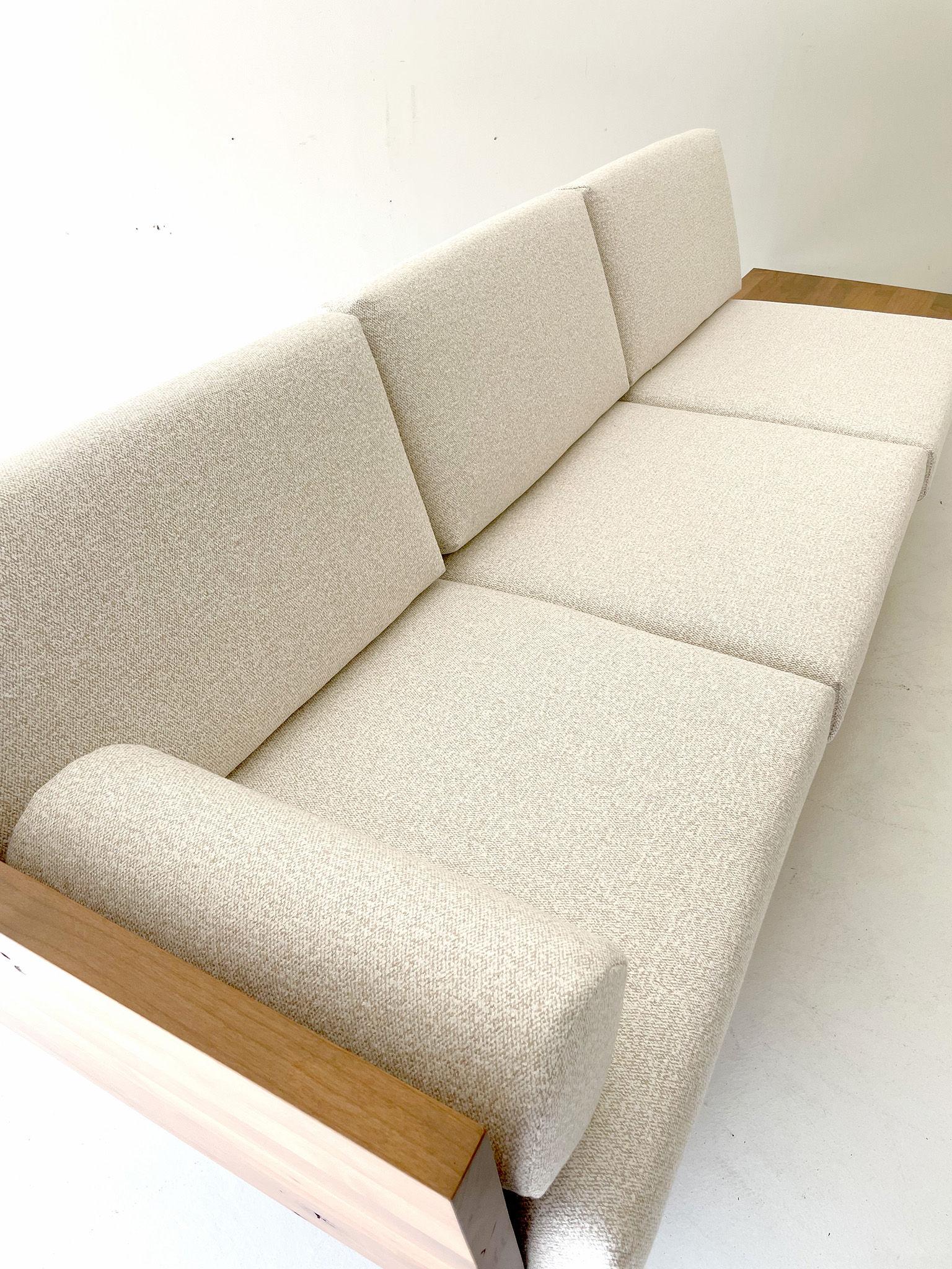 Américain Canapé en bois moderne Suelo avec base en socle en vente