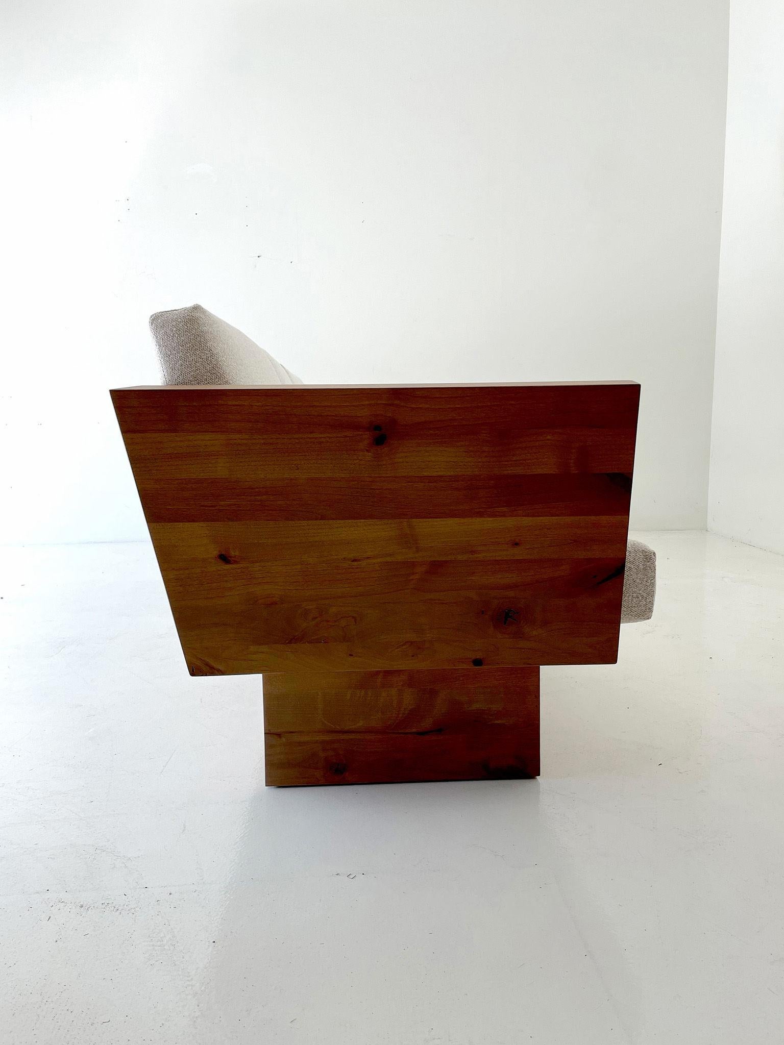 Suelo Modernes Holzsofa mit Sockel im Angebot 2