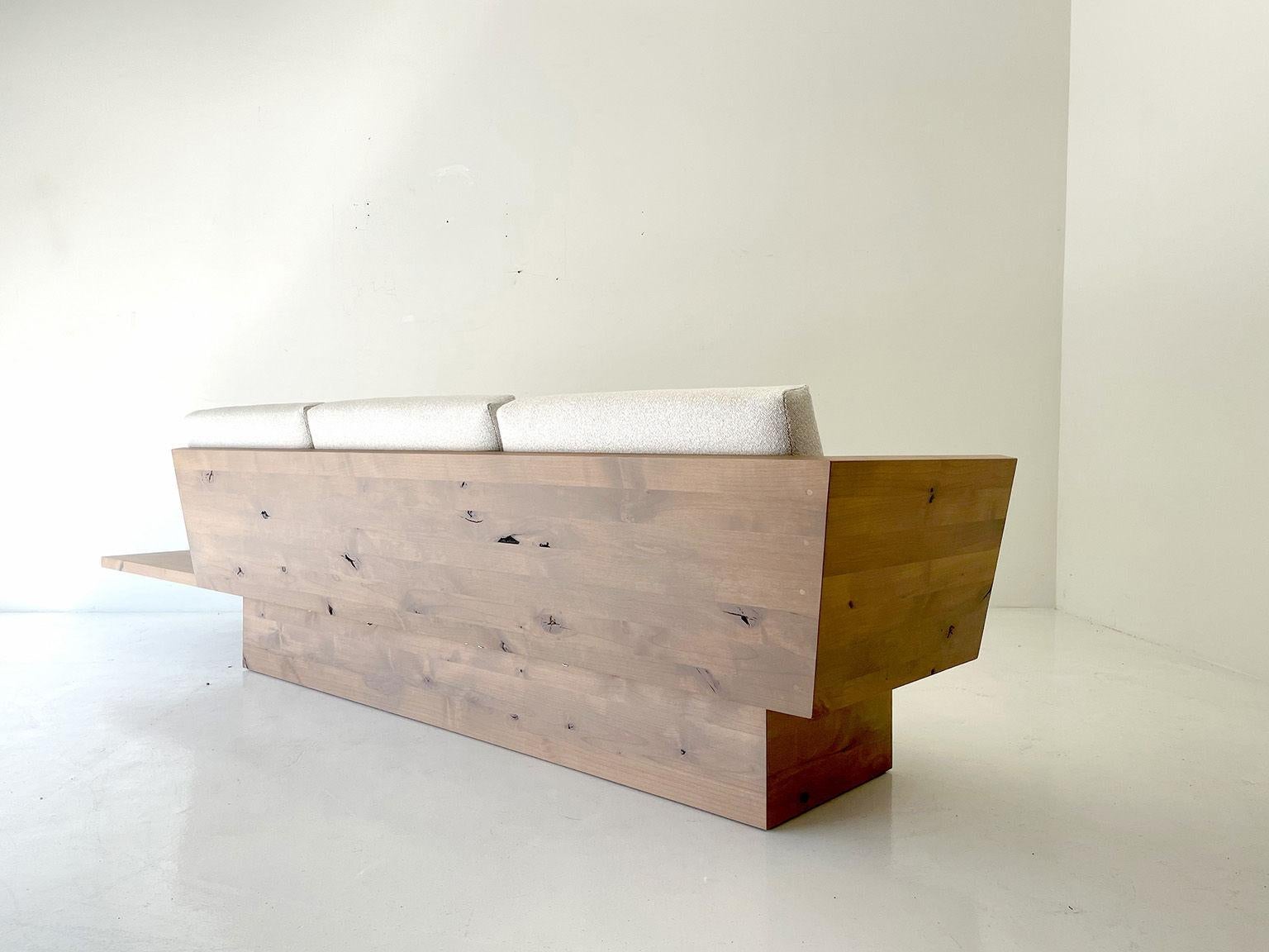 XXIe siècle et contemporain Canapé en bois moderne Suelo avec base en socle en vente