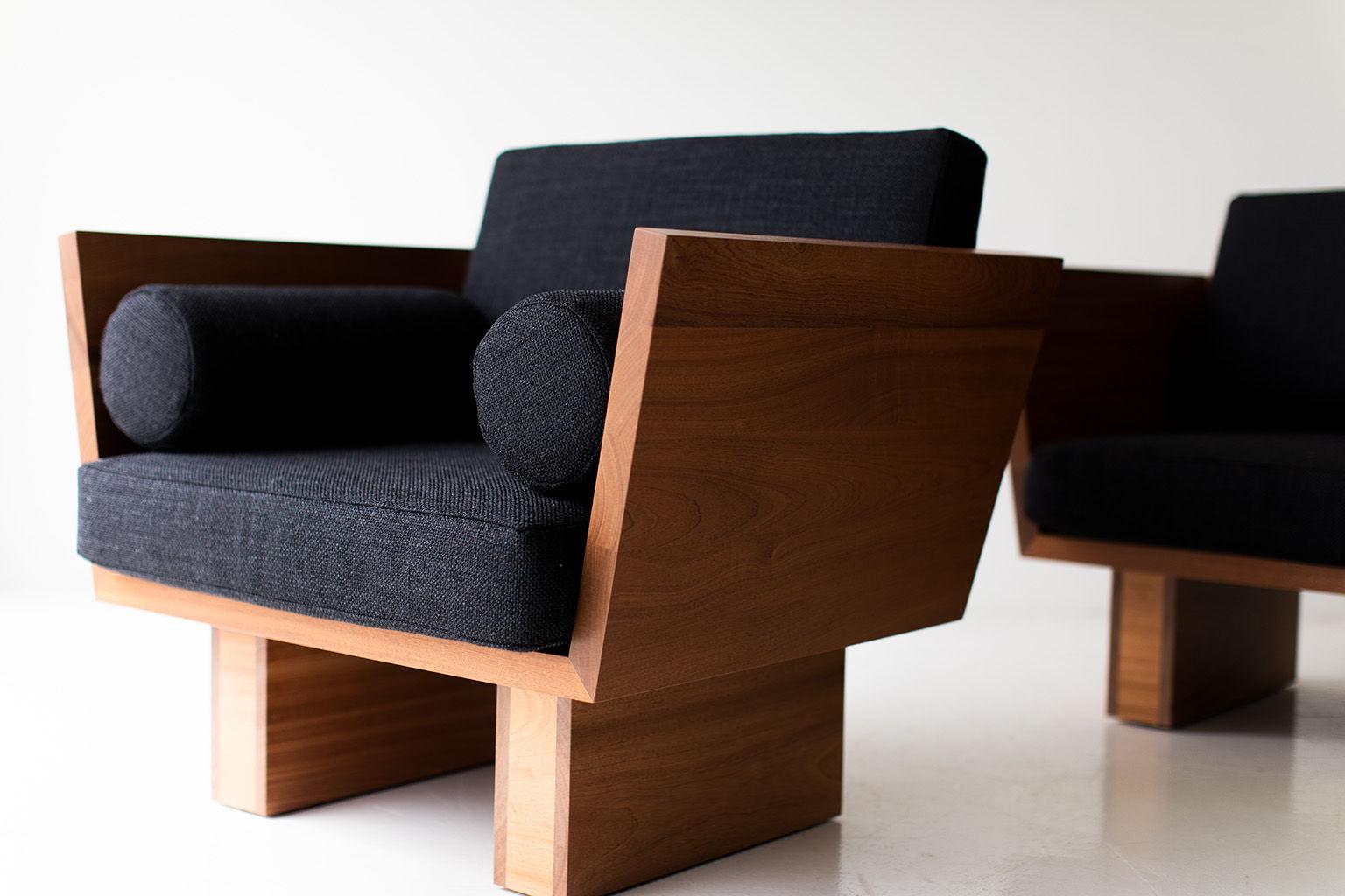 Cette chaise longue moderne d'extérieur Suelo est magnifiquement construite en bois massif dans l'Ohio, aux États-Unis. Cette silhouette est simple, moderne et élégante, avec des coussins de siège et de dossier confortables. Le cadre en bois est