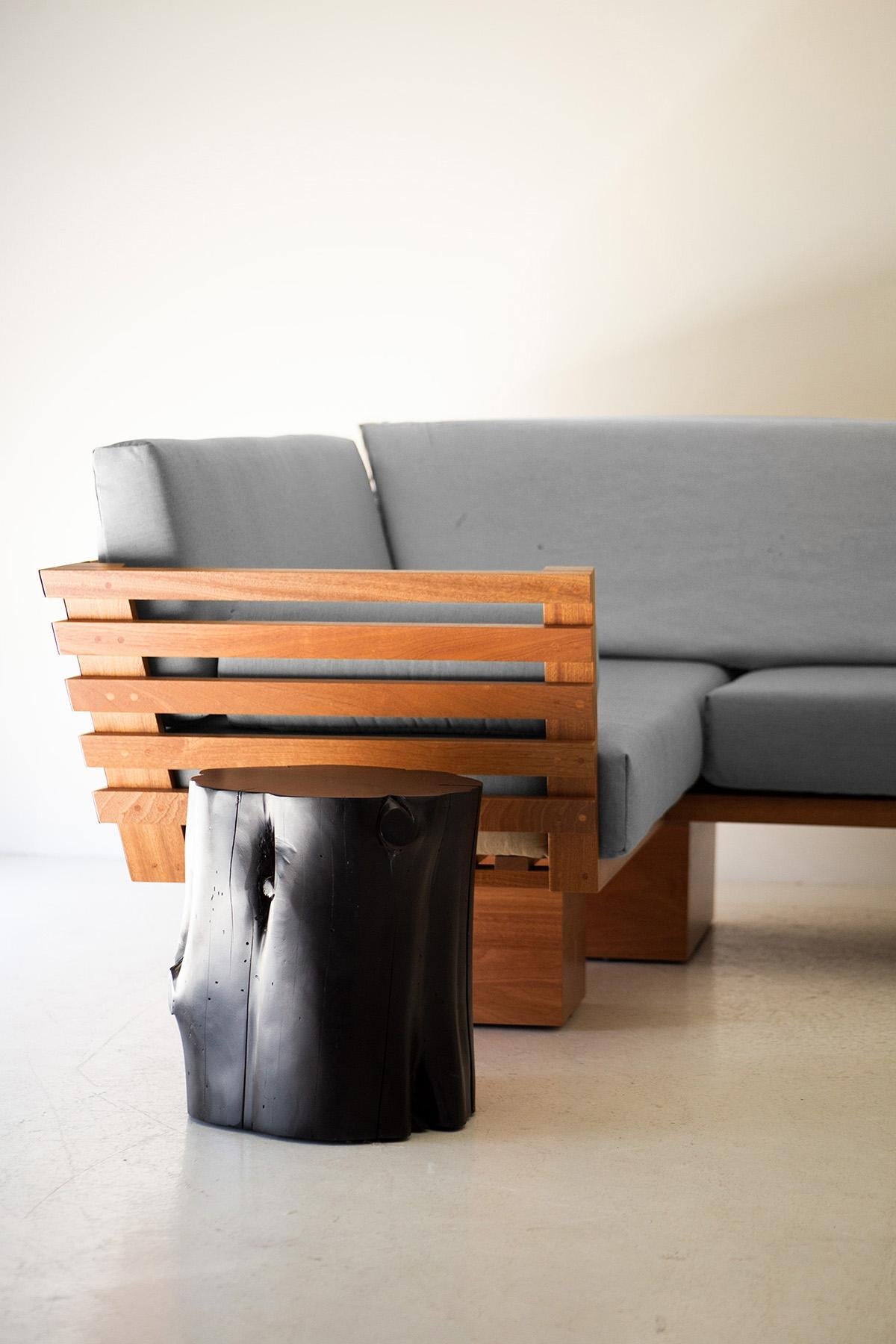 Ce Suelo Slatted Outdoor Sectional - 4522 est magnifiquement construit en bois massif dans l'Ohio, aux États-Unis. La silhouette de ce sectionnel est simple, moderne et élégante, avec des coussins de siège et de dossier confortables. Le cadre en