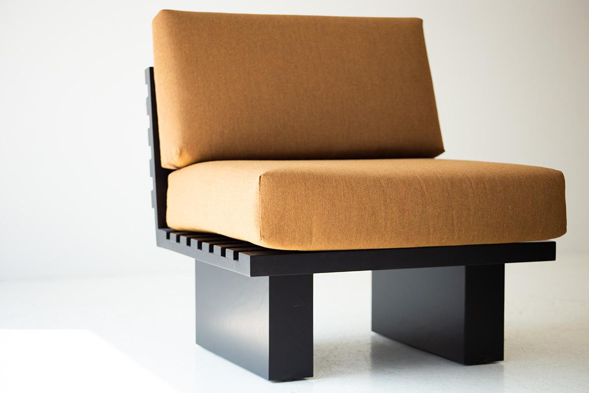 Dieser Suelo Lattenroststuhl für den Außenbereich wurde in Ohio, USA, hergestellt. Diese Silhouette ist einfach, modern und schlank mit bequemen Rücken- und Sitzkissen. Der Holzrahmen ist für den Einsatz im Freien geeignet und mit einer