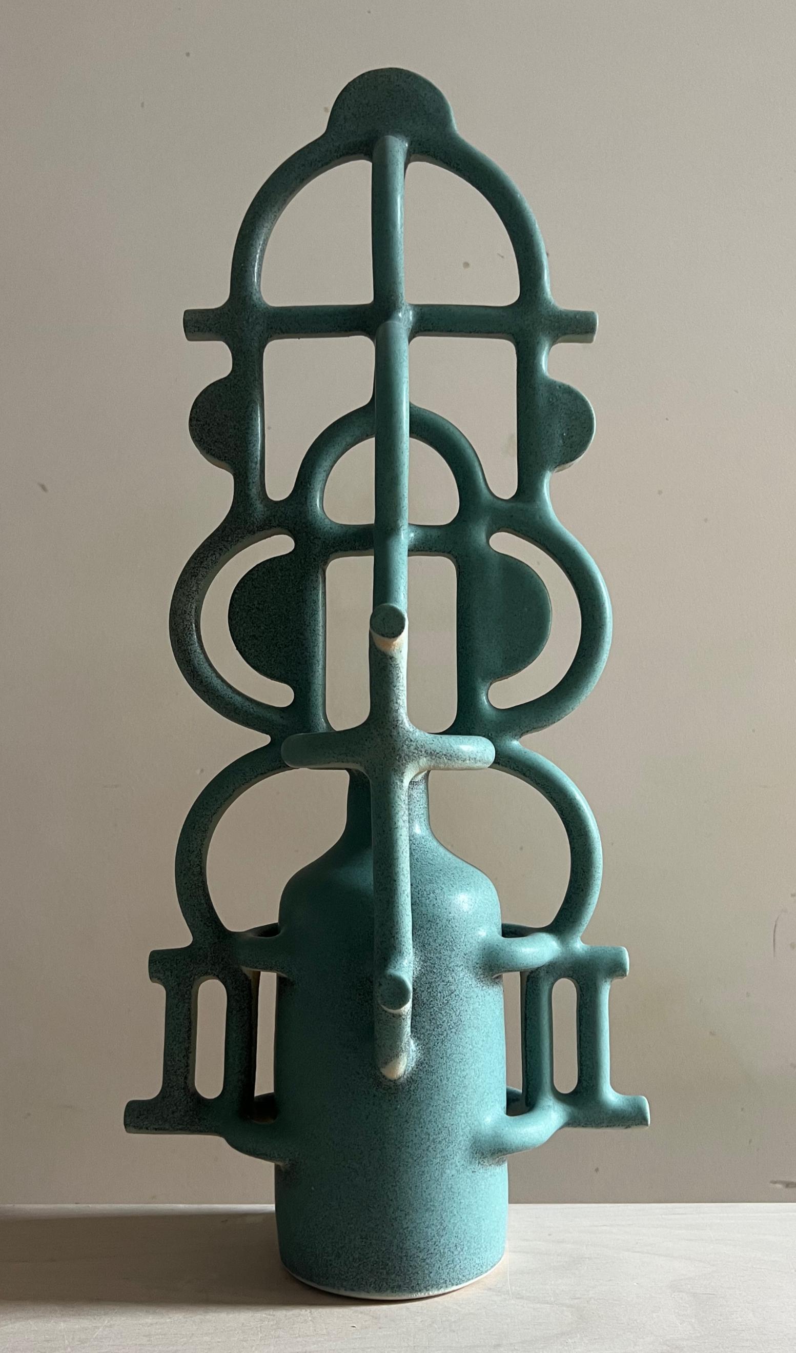 Sculture di terra come strumenti spirituali: questi pezzi unici sono meditazioni fatte a mano sull'equilibrio e la quiete interiore. Ispirandosi all'immaginario di antiche culture e rituali sacri, ogni scultura diventa un talismano, un protettore o