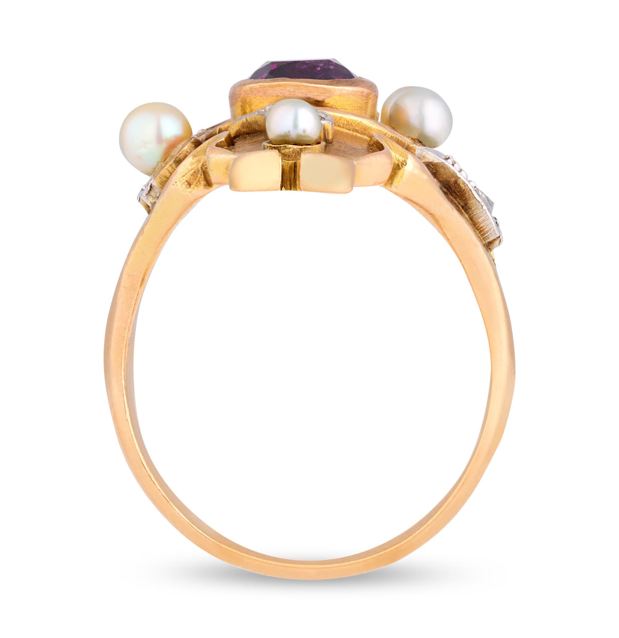 Este impresionante anillo Art Nouveau es una pieza de historia que se puede llevar puesta. Más que un bello conjunto de piedras preciosas, este anillo habría sido una silenciosa pero poderosa declaración en apoyo del sufragio femenino a principios