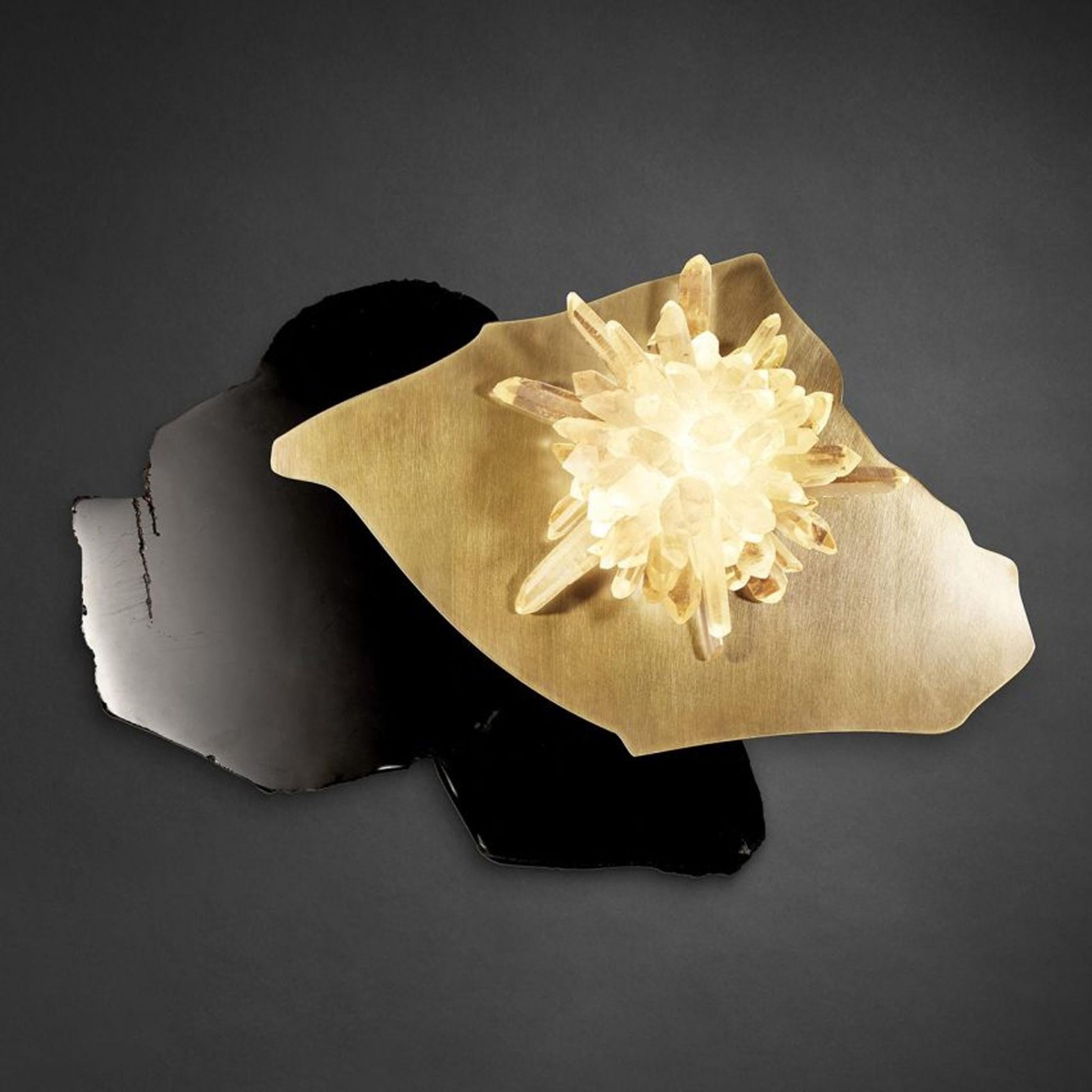 Sugar Bomb Mono Sconce di Christopher Boots
Dimensioni: P 31 x L 49,5 x H 12,5 cm.
Materiali: Cristalli di quarzo, ottone, ossidiana.

Disponibile in quarzo chiaro, quarzo fumé, quarzo rosa o ossidiana.
Disponibile in diverse finiture metalliche.