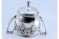 Zuckerdose aus geprägtem Silber mit floralen Motiven und Scharnierdeckel