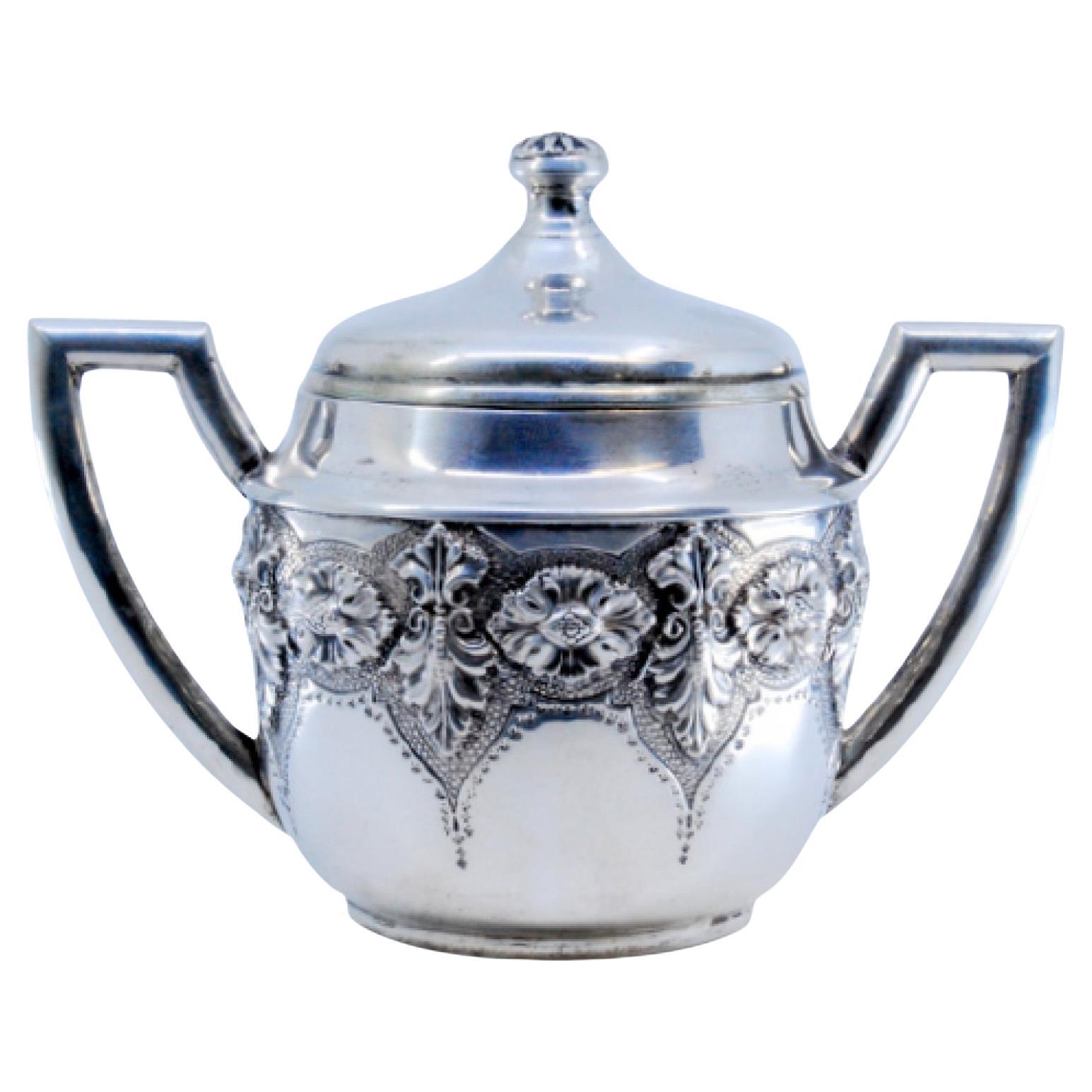 Sucrier en argent repoussé avec motifs floraux et couvercle à charnière