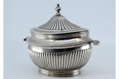 Zuckerdose aus geriffeltem Silber, mit Perlenbesatz und Knauf auf dem abnehmbaren Deckel