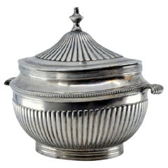 Sugar bowl in fluted silver, pearl trim and knob on the removable lid