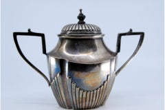 Sugar bowl in fluted silver, straight handles and wooden knob on the lid