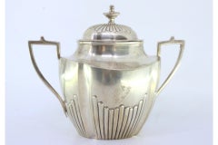 Zuckerdose aus geriffeltem Silber mit Reliefs und einem Knauf auf dem Deckel