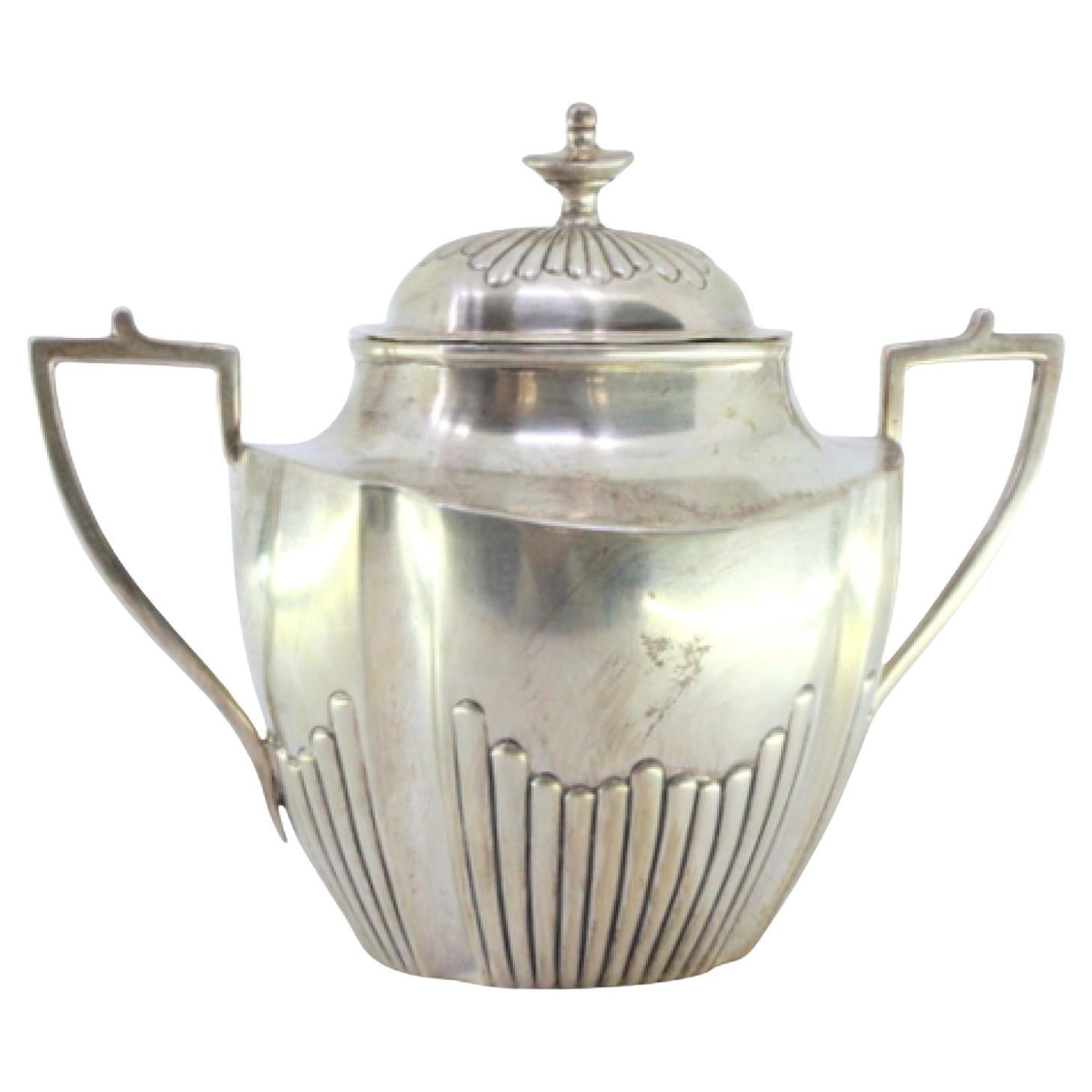 Sucrier en argent cannelé avec reliefs et bouton sur le couvercle