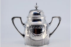 Zuckerdose aus geriffeltem Silber mit Reliefs und Schnörkeln, Deckel mit Knauf