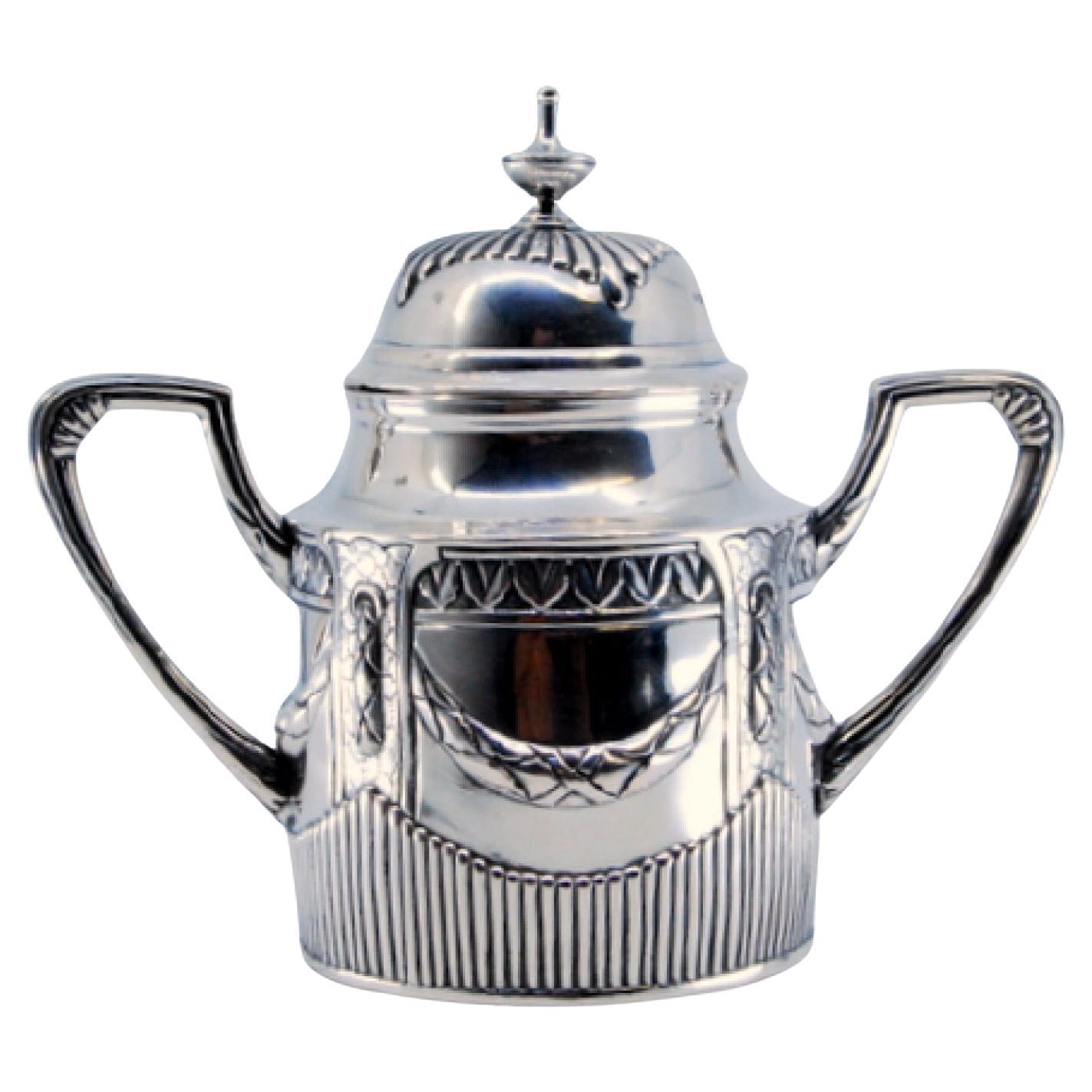 Sugar bowl in fluted silver with reliefs and scrolls, lid with knob