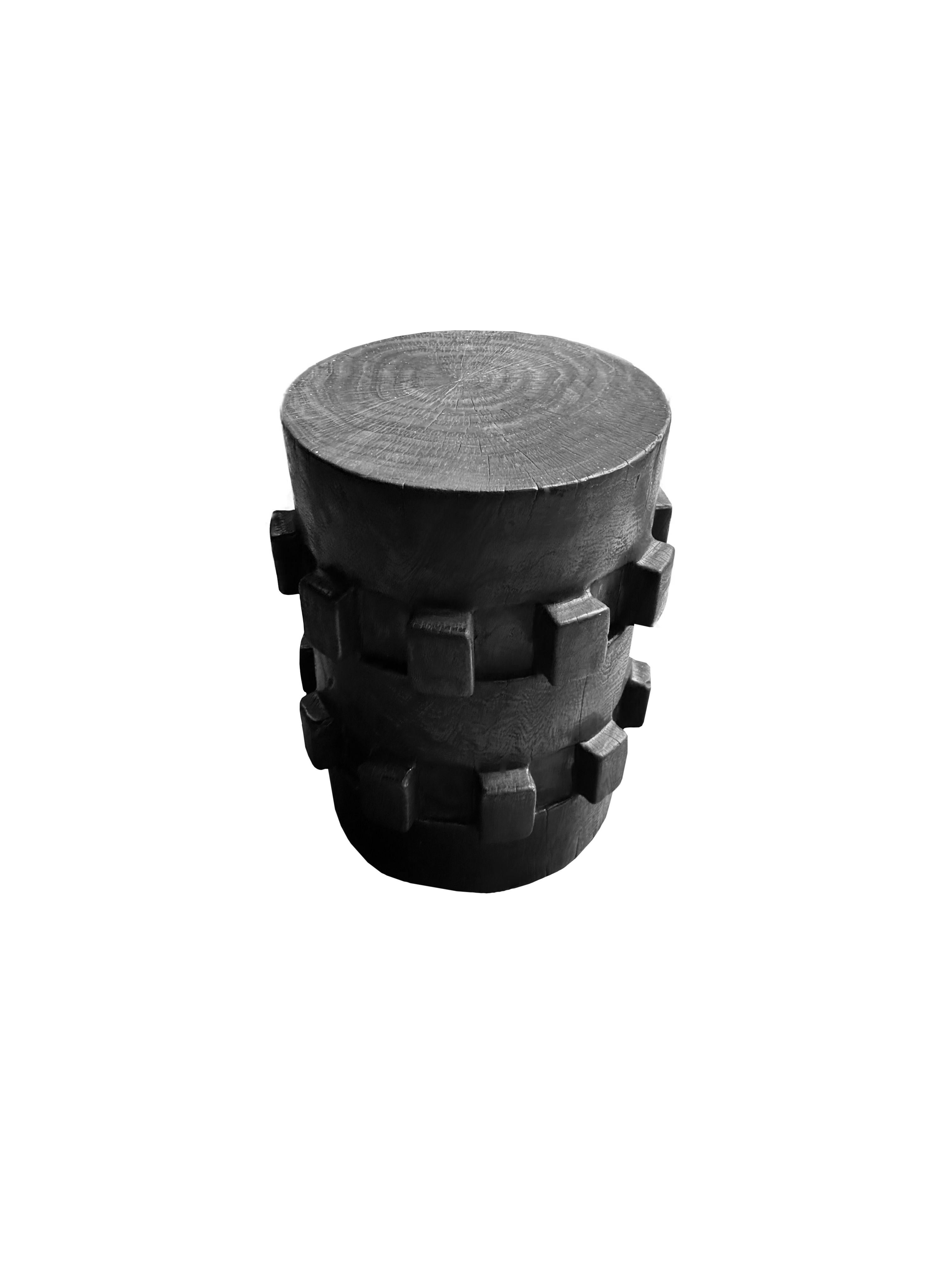 Inspiriert von den komplizierten Mechanismen einer Zuckerrohrpresse, verbindet dieser bezaubernde Beistelltisch aus Holz industrielles Design mit natürlicher Eleganz. Der Tisch hat eine einzigartige Silhouette, die an die Zahnräder und Hebel der