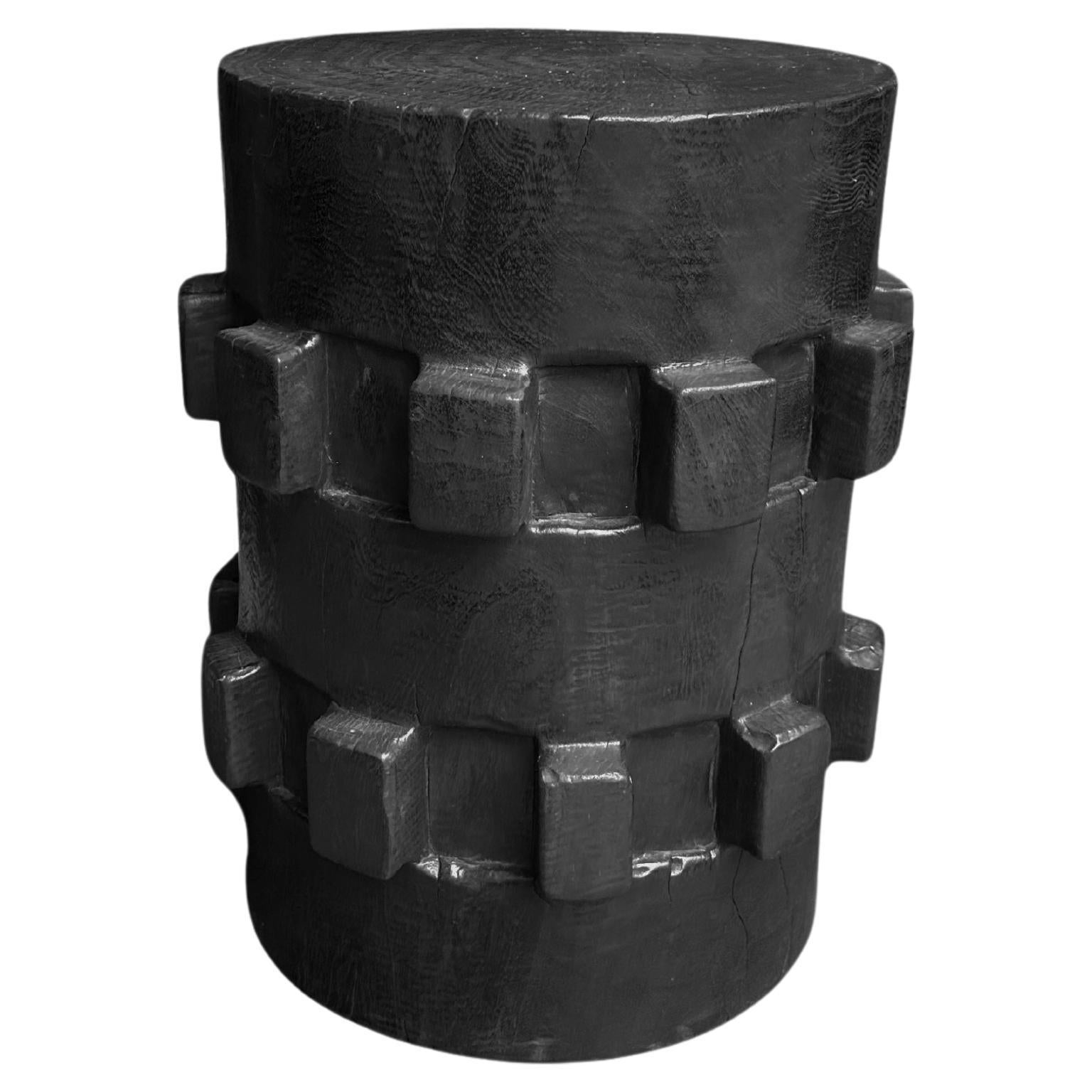 Runder Beistelltisch aus massivem Mangoholz mit Zuckerrohrpresse, modern, organisch, gebrannt im Angebot