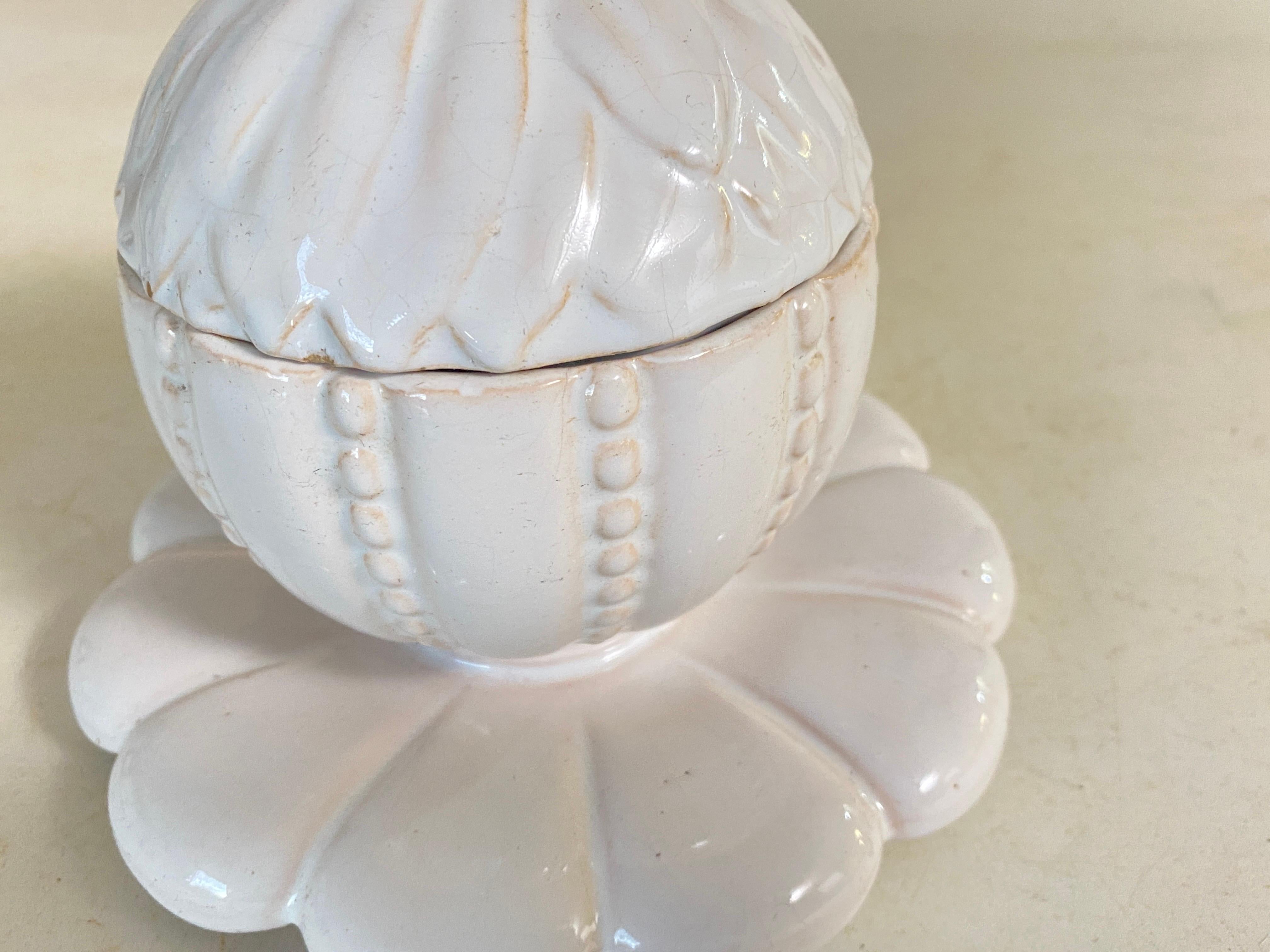 Sucrier en porcelaine française  par Sue & Mare Whiting Couleur 20e siècle en vente 8