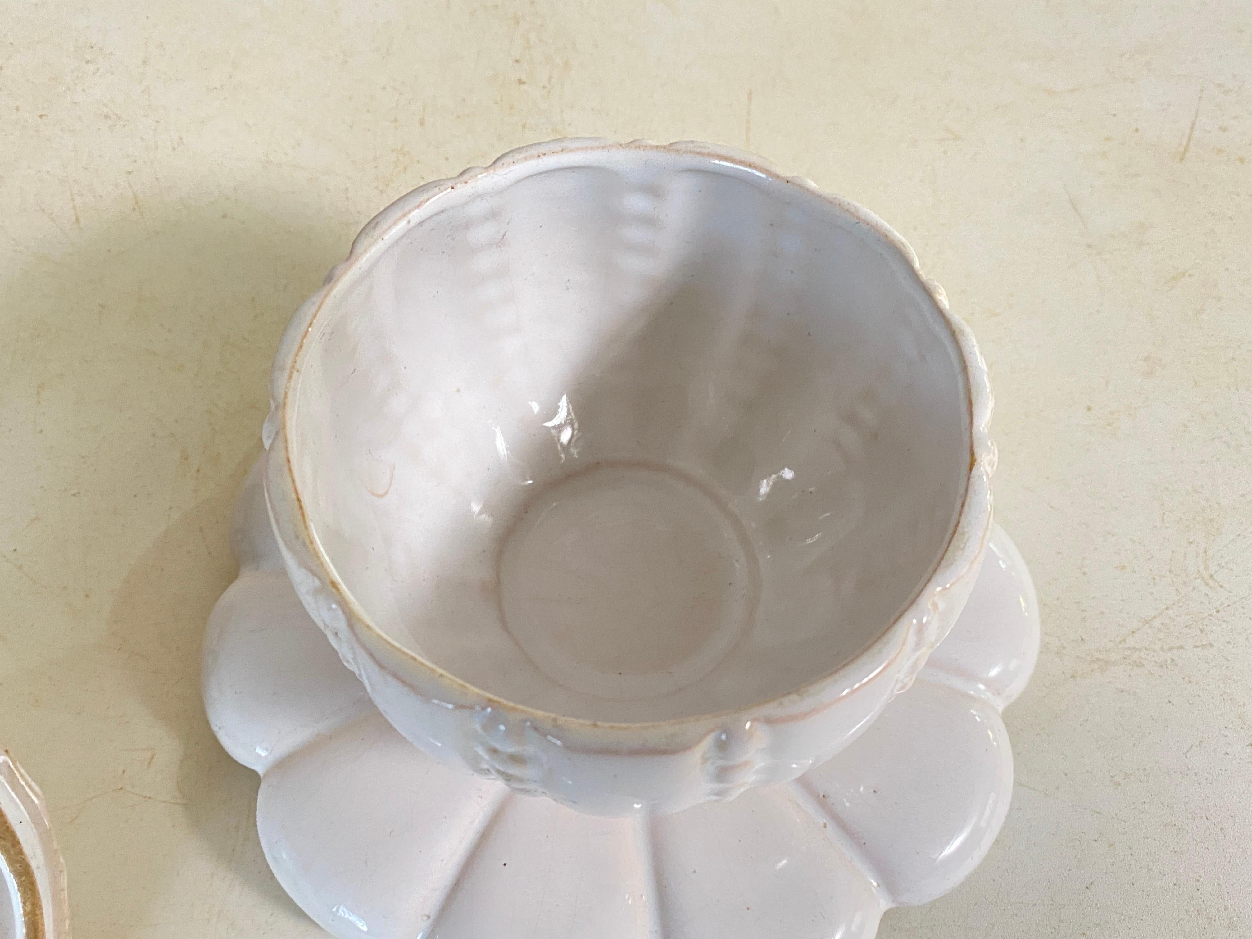 Sucrier en porcelaine française  par Sue & Mare Whiting Couleur 20e siècle Bon état - En vente à Auribeau sur Siagne, FR