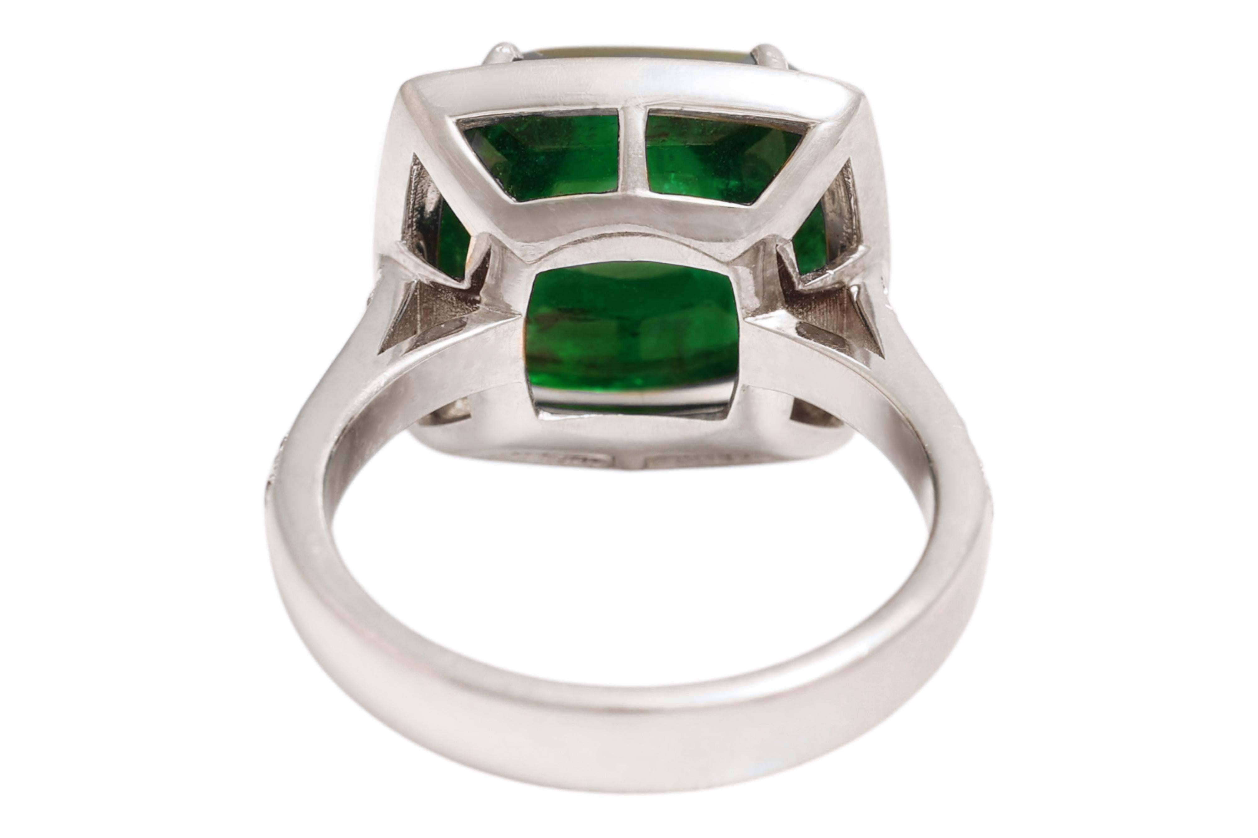 Zuckerhut Cabochon Minor Tiefgrüner 9,8ct Smaragd, 18 K Weißgold Diamantring im Angebot 4