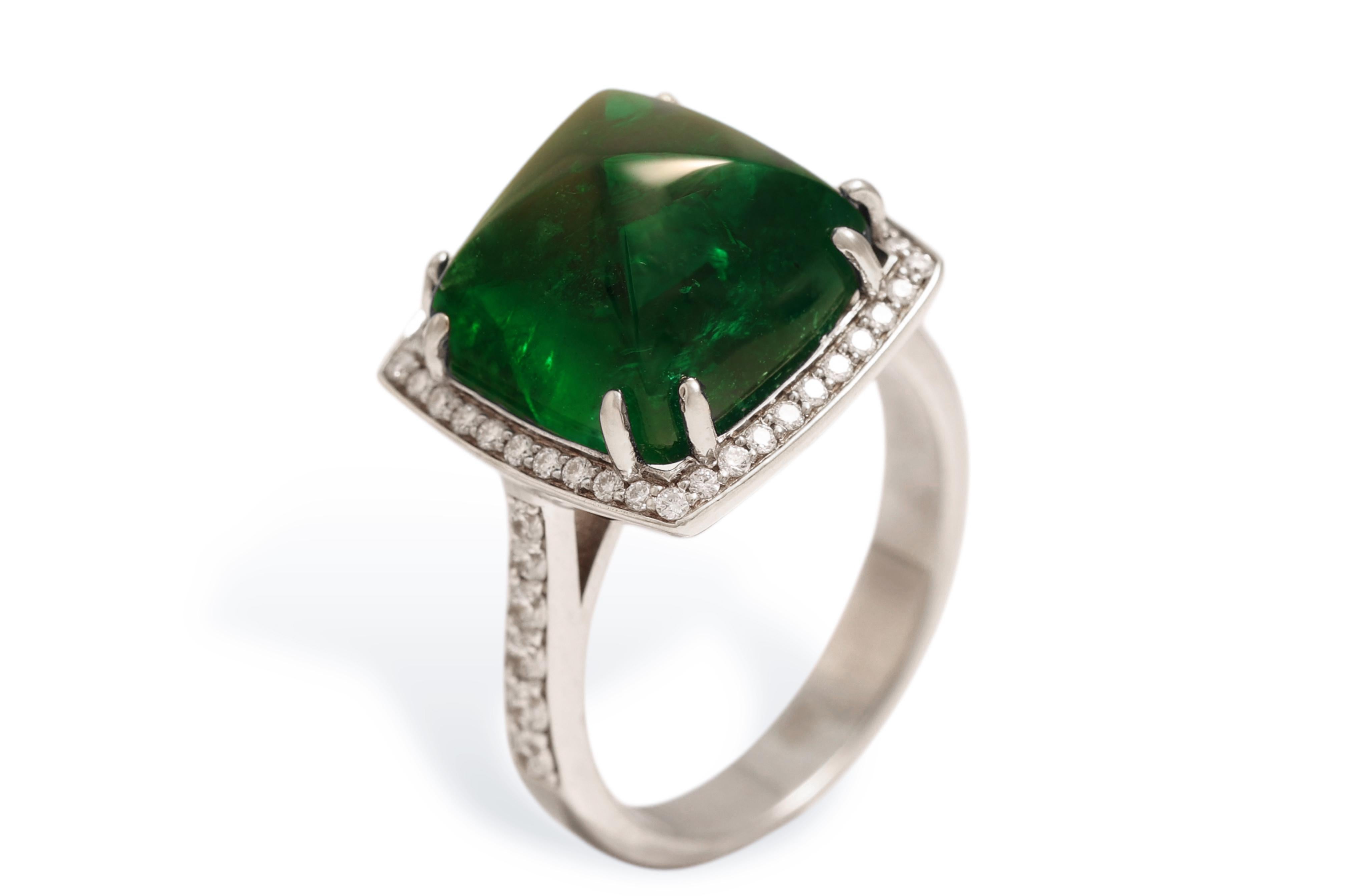 Zuckerhut Cabochon Minor Tiefgrüner 9,8ct Smaragd, 18 K Weißgold Diamantring

Smaragd : 9,8 Karat tiefgrüner Zuckerhut-Cabochon mit erstaunlichem Glanz und Leben

Diamanten : Brillantschliff 0,77 Karat

Größe : 55 EU / 7 1/4 US ( Kann kostenlos in
