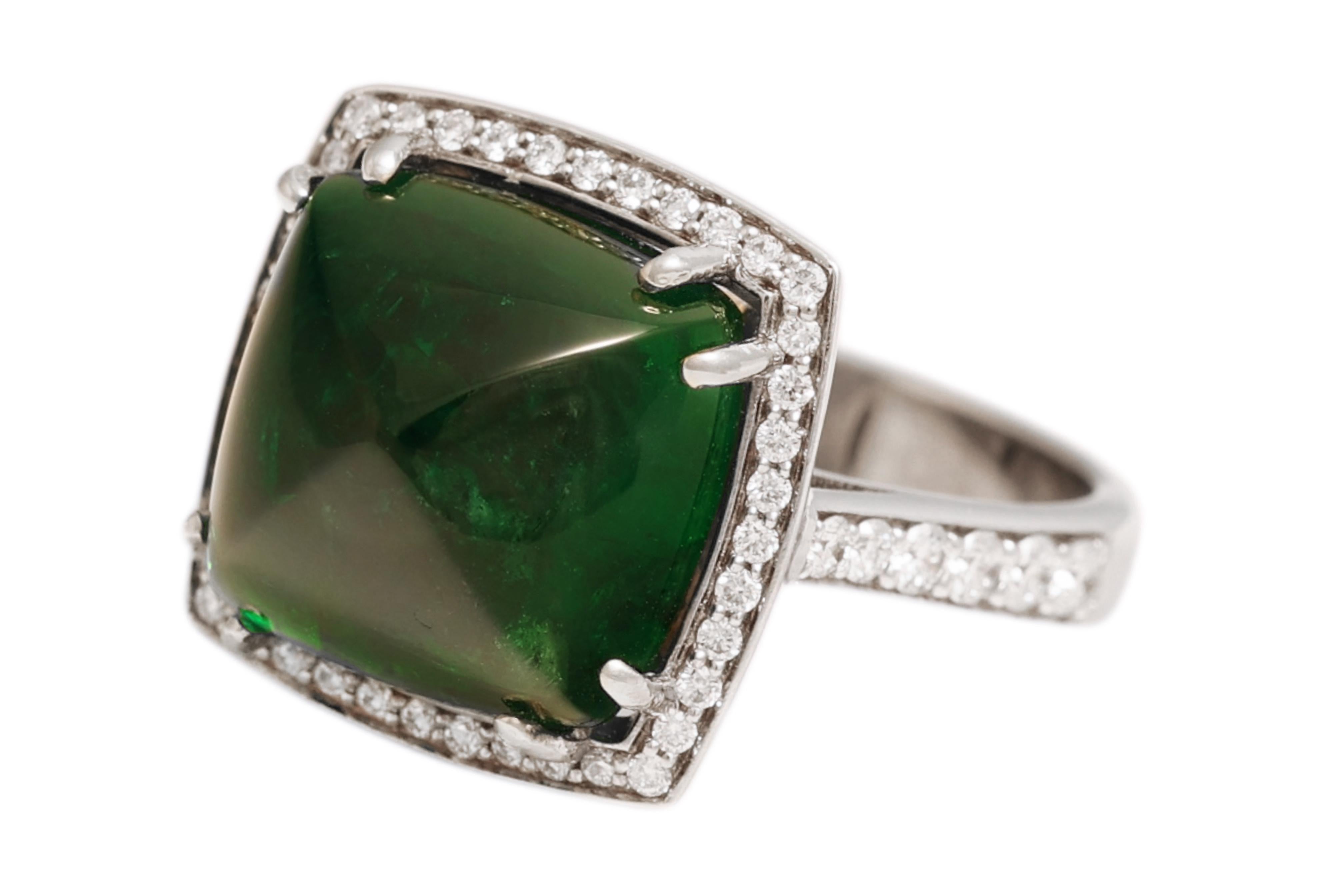 Zuckerhut Cabochon Minor Tiefgrüner 9,8ct Smaragd, 18 K Weißgold Diamantring (Moderne) im Angebot