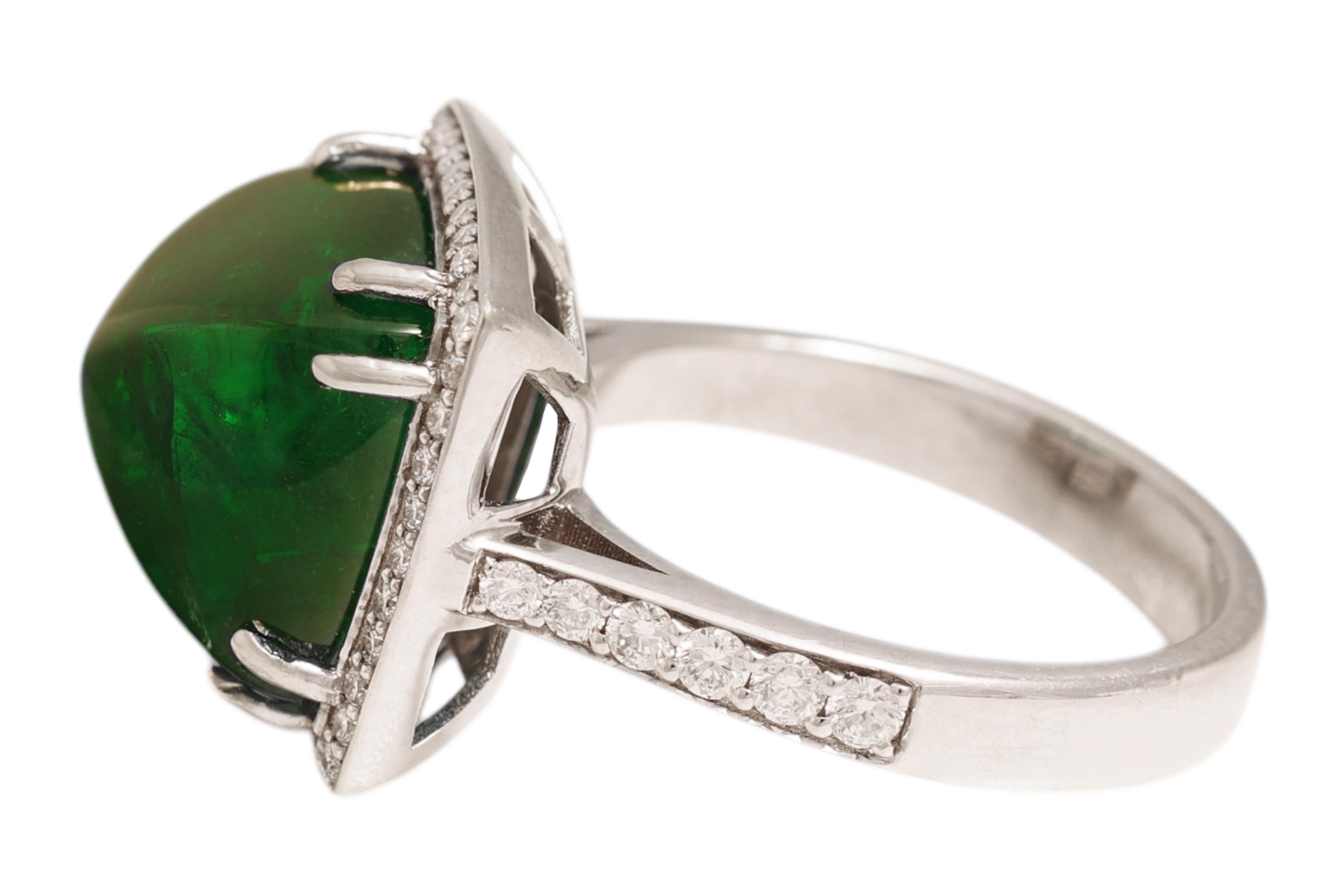 Zuckerhut Cabochon Minor Tiefgrüner 9,8ct Smaragd, 18 K Weißgold Diamantring im Zustand „Neu“ im Angebot in Antwerp, BE